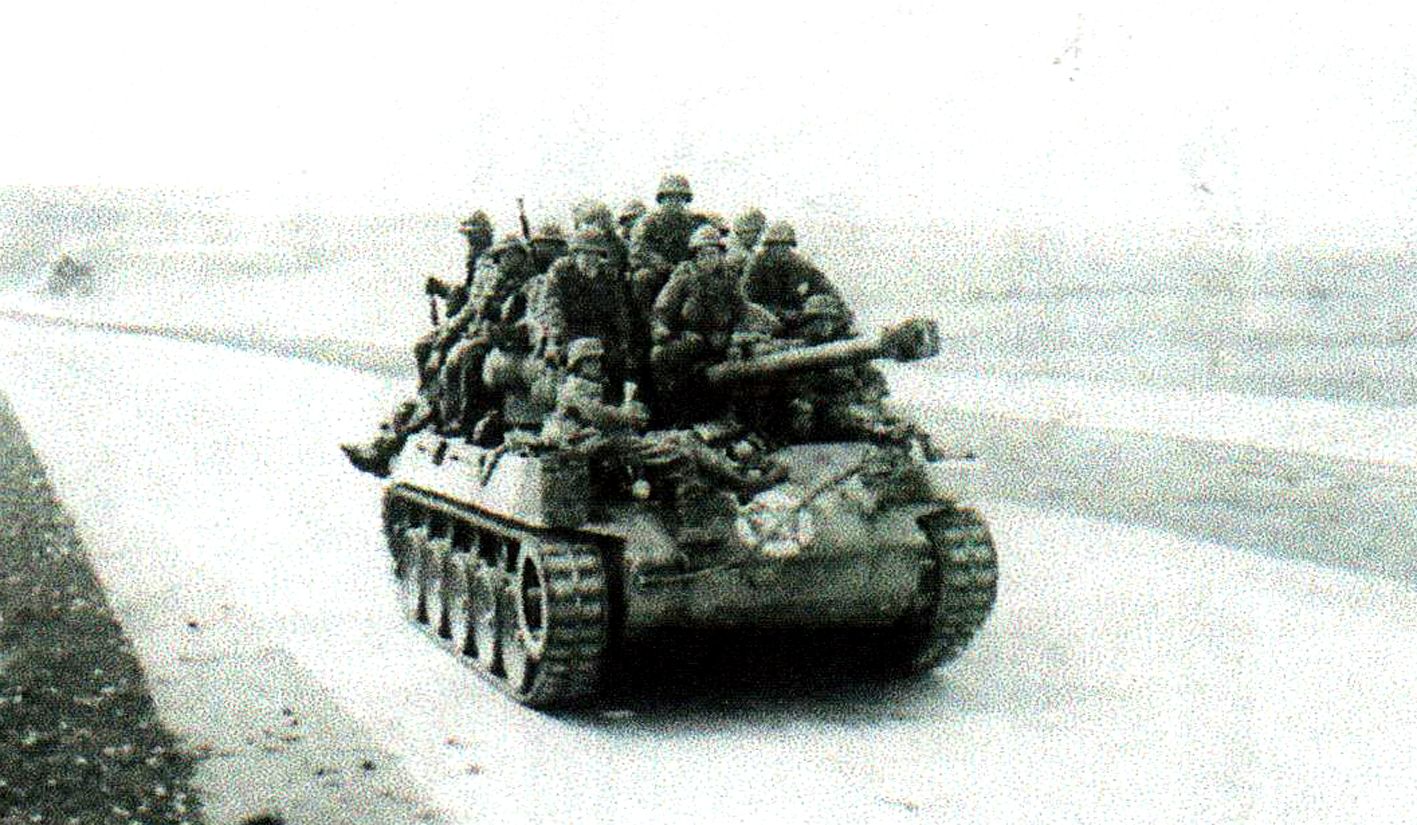 1945年4月27日,一辆美军的M18「地狱猫」正在行驶在德国Scheppech地区的快速路上,该快速路良好的路况为炮车提供了平稳快速的行驶能力,该炮车上搭载着美第63师的突击部队士兵。M18是二战中美军车速最快的履带式装甲车辆,公路上行驶速度达到每小时45英里,这辆战车装备了配备炮口制退器的76毫米火炮。
