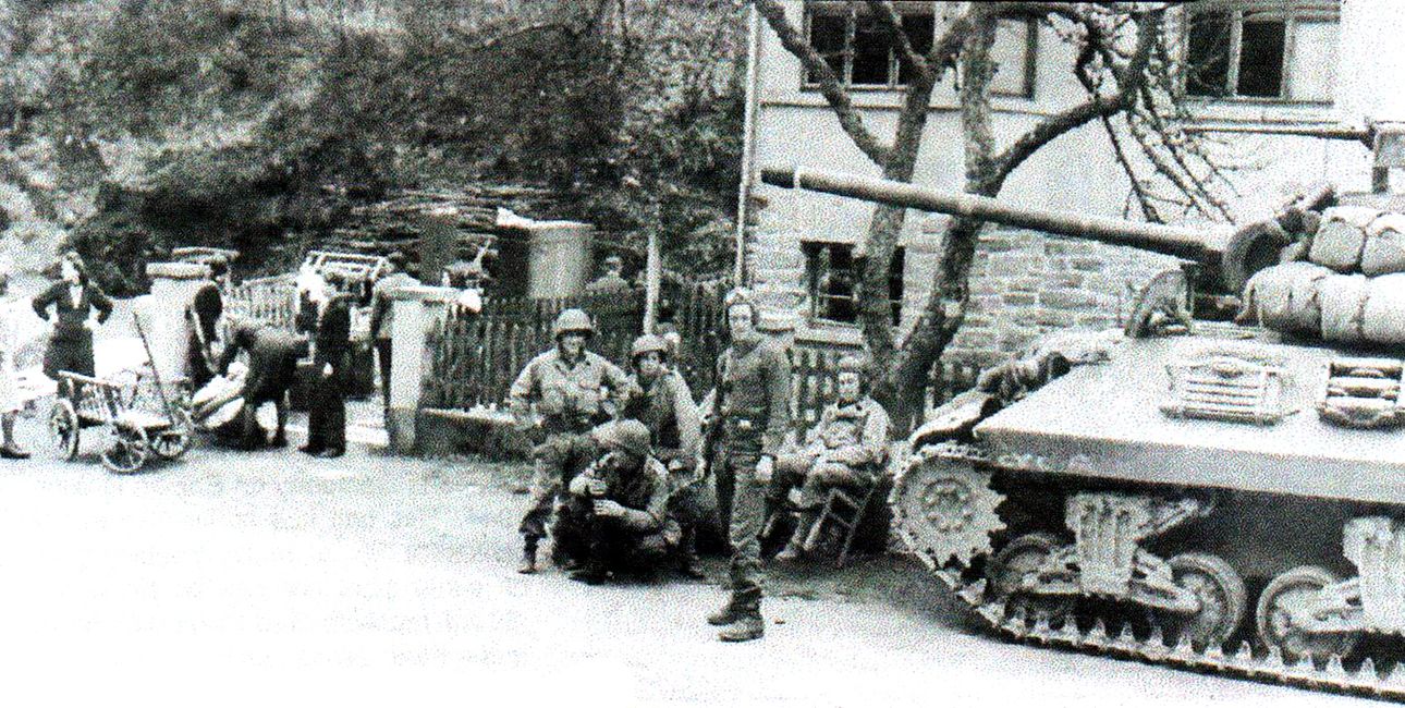 1945年3月18日,在德国境内作战的第三集团军第2骑兵师一辆名为「猪排」的M36坦克歼击车在作战间隙中休息。