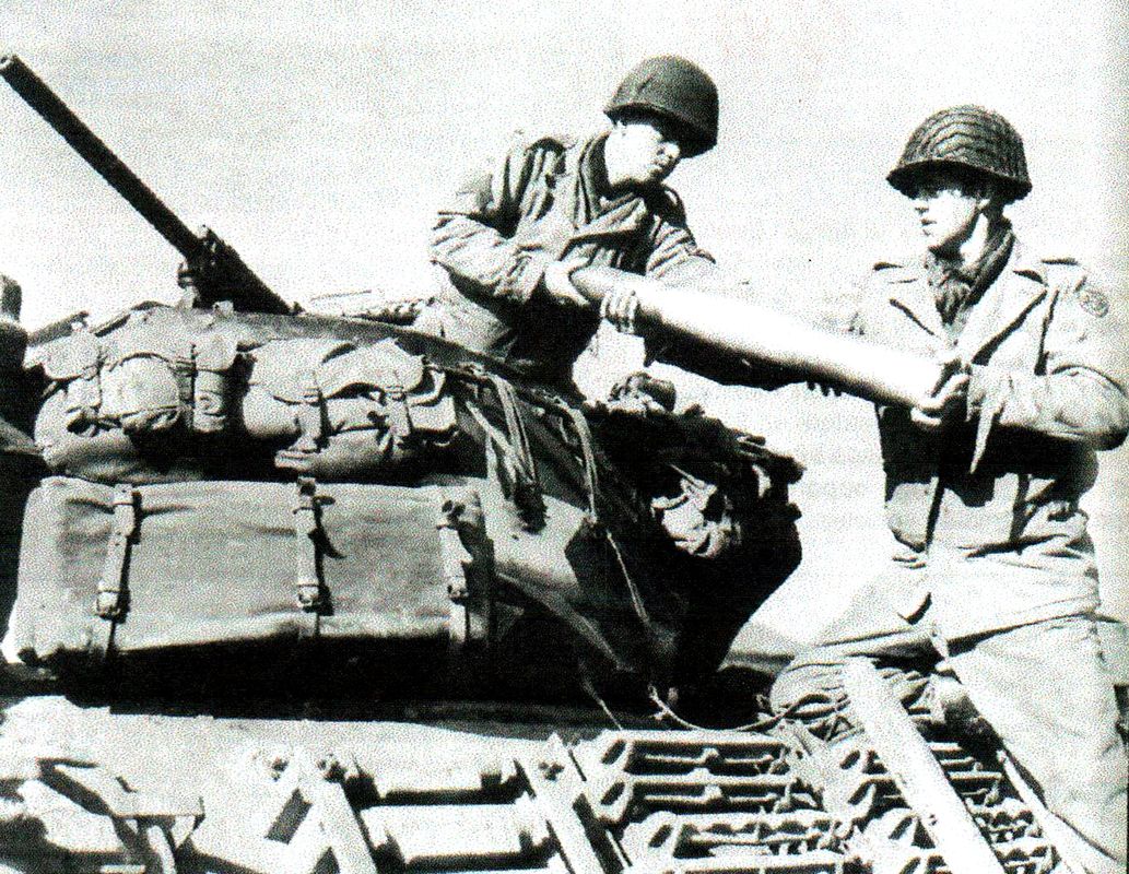 1945年3月16日,巴顿第三集团军一辆M36坦克歼击车的车组乘员在德国Sertig附近地区补充弹药。这些弹药会被放入炮塔后部的弹架上,平常则存放在车身左方舱室内。
