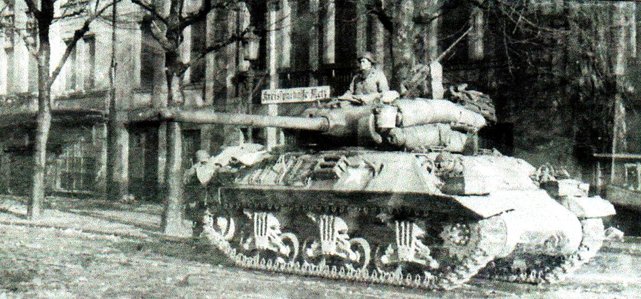 1944年11月20日,「洛林战役」期间,在梅斯(Metz)地区占据阵地的美军第607坦克歼击营C连一辆M36 90毫米火炮坦克歼击车。在9月时,巴顿的第三集团军在攻打该地的战斗中失利,一直到11月19日由两个步兵团以及「培根(Bacon)」坦克部队打开了一条进城道路后,美军方才取得最终胜利。