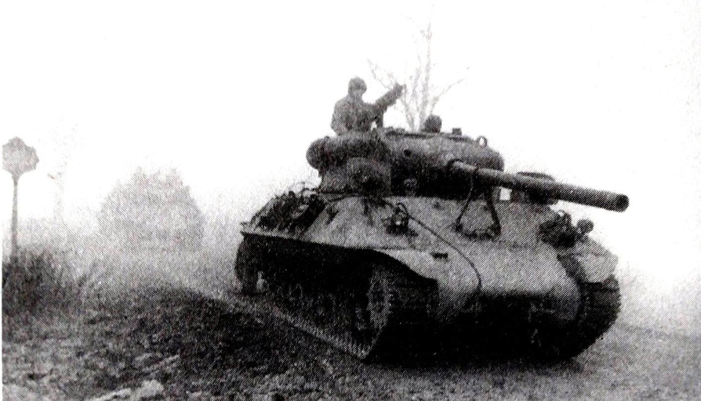 1944年12月20日,「突出部之役」期间,在比利时Werbomont附近地区支援第82空降师战斗的一队M36坦克歼击车。在二战期间,M36战车相对少见,总共只有236辆战车部署到了前线,然而,在阿登战斗中M36的价值得以证明,因为它们是当时美军唯一能够和德军「豹」式和「虎」式坦克抗衡的装甲车辆。