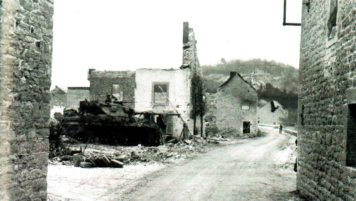 1944年12月30日,「突出部之役」期间,一辆M36坦克歼击车在比利时Hotten地区守卫着L'Ourthe河上的一条桥梁。这辆M36采用伪装网对自身进行了良好伪装。