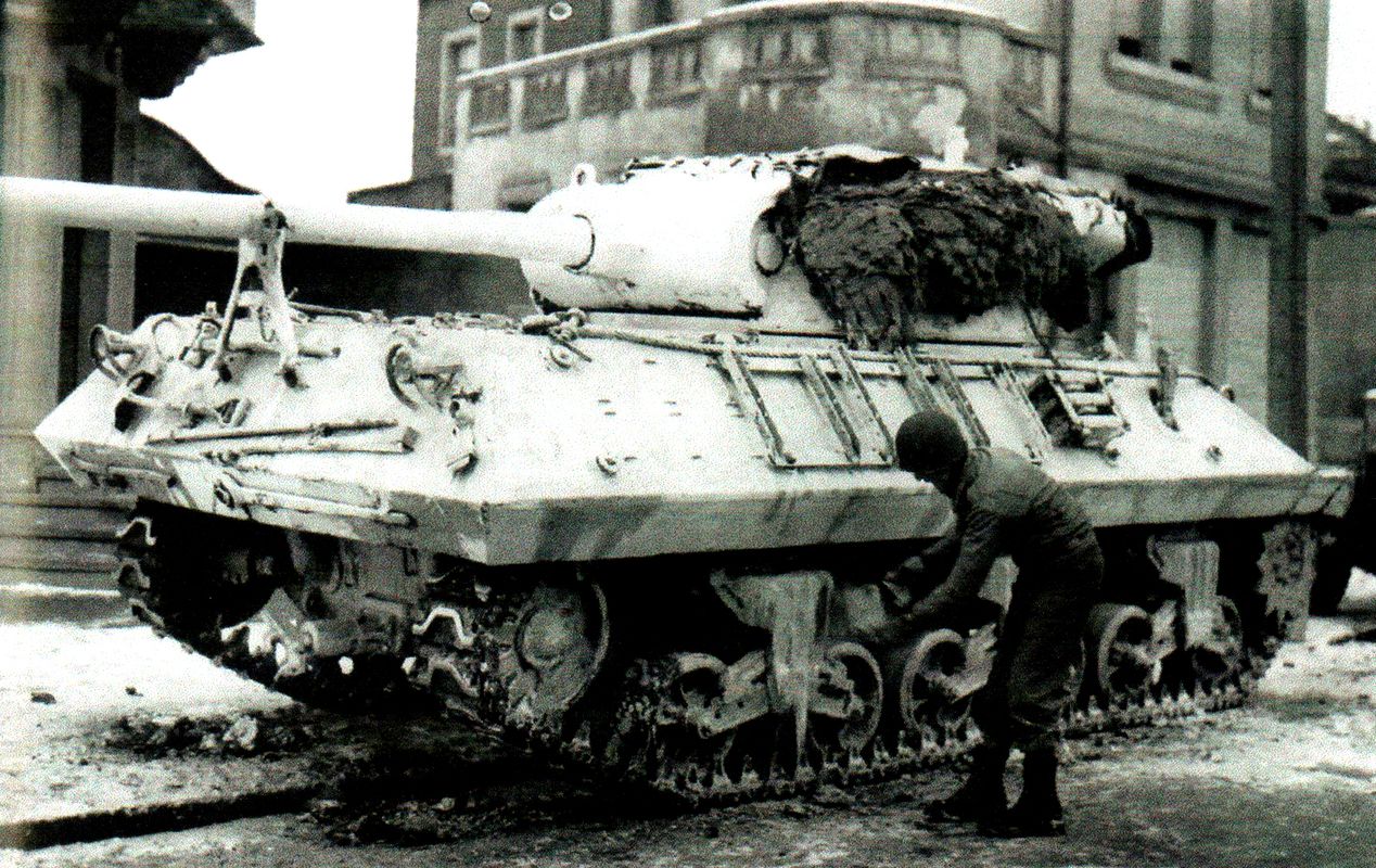 1944-1945年初冬停雪时期,许多装甲车辆就像图中这辆巴顿第三集团军的M36坦克歼击车一样进行了快速的白色涂装。这张照片拍摄于1945年1月3日「突出部之役」最后阶段的卢森堡境内。这些白色涂装工作经常是在匆忙间用拖把或是像图中那样用桶完成。