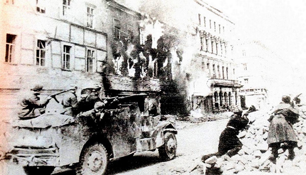 1945年4月，「苏德战争」期间，东线德国战场，苏联乌克兰第3方面军第1机械化军的一辆M3A1四轮装甲侦察车正在一城市街道上与苏军士兵协同作战。