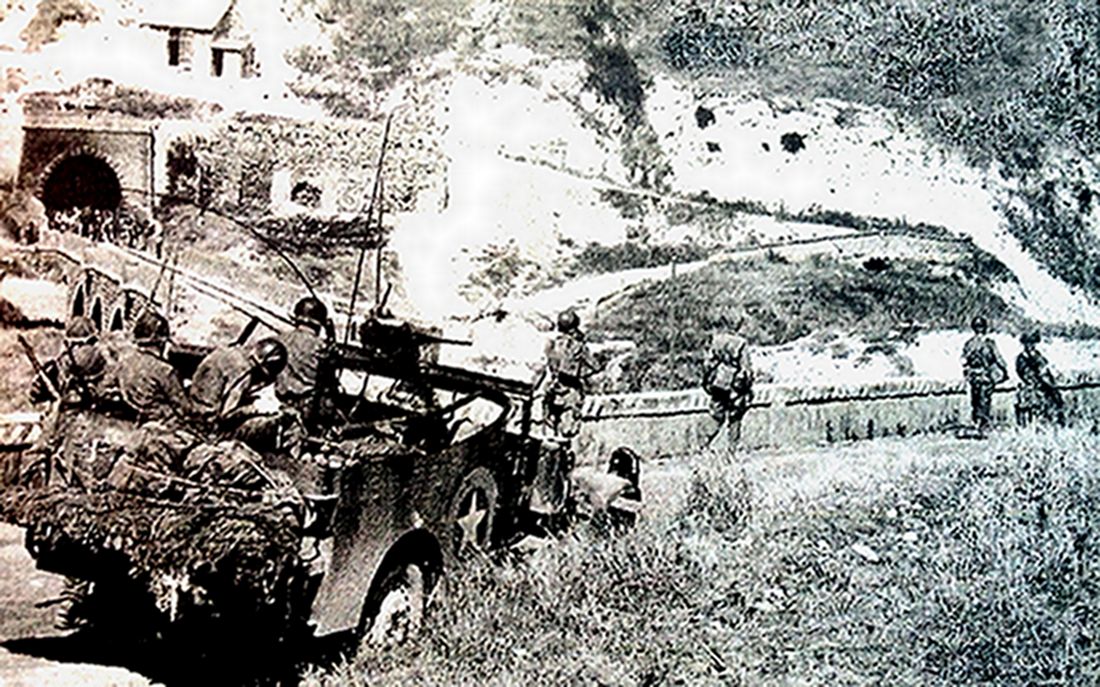 1943年7月，「西西里岛战役」期间，西线意大利战场西西里岛夏卡（Sciacca）附近，美军一辆M3A1四轮装甲侦察车正在为向前线进发的美军82空降师士兵提供保护。