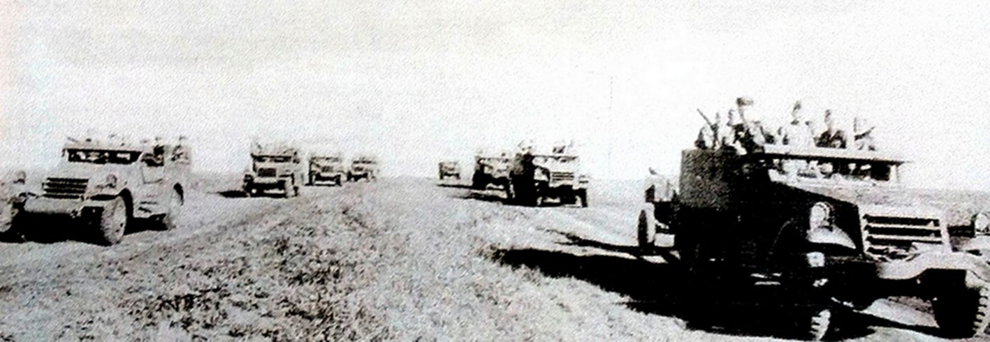 1943年夏天，「苏德战争」期间，东线苏联战场，苏联西南方面军的一队M3A1四轮装甲侦察车正在向前线开进，图右侧最前面的一辆车牵引着一门ZiS-3型反坦克炮。这些M3A1装甲车都是根据租借法案从美国运至苏联的，苏军除将其作战斗车使用外，另有一些作火炮牵引车或运兵车用。