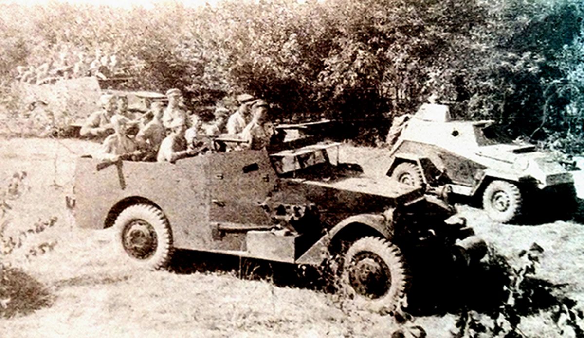 1944年8月，「苏德战争」期间，东线德国战场，苏联乌克兰第13方面军第1机械化军的M3A1四轮装甲侦察车正在与苏制BA-64轻型装甲车一起赶赴前线。