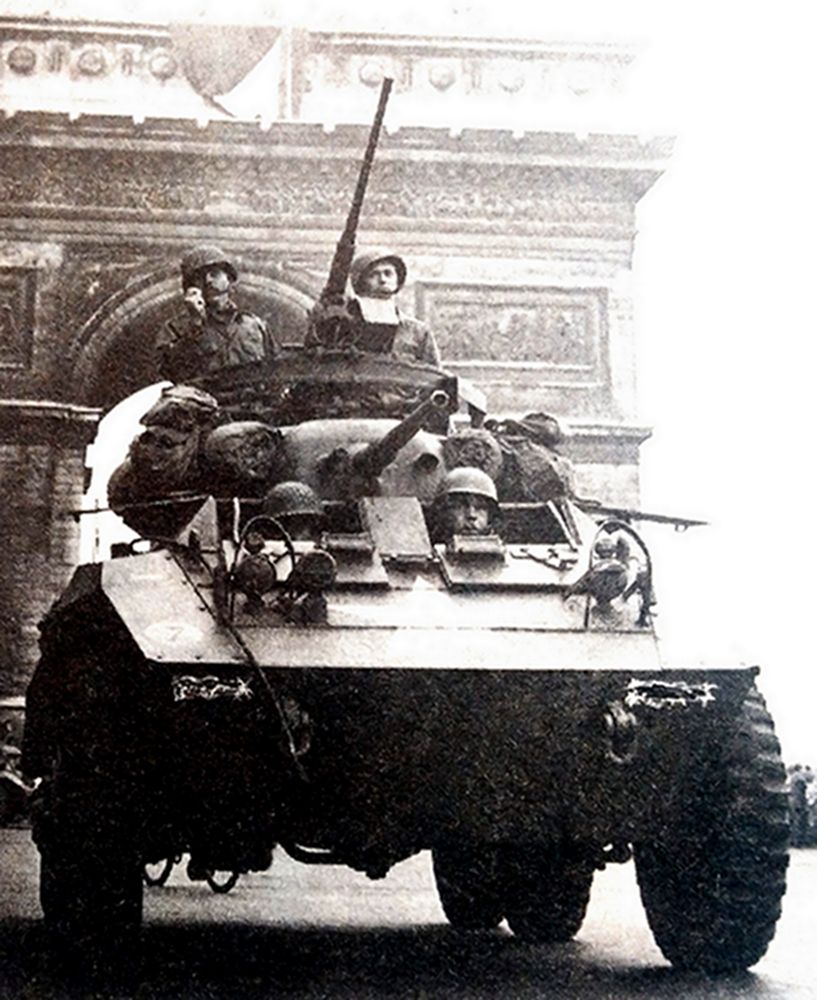 1944年8月，法国首都巴黎解放，一辆驶过巴黎凯旋门的美军M8轮式装甲车。