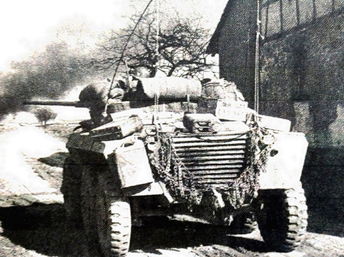 1945年4月，「莱茵河战役」期间，美国巴顿第3军骑兵侦察中队的一辆M8轮式装甲车正在韦勒森郊外进行巡逻；为了防止下雪造成车轮打滑，该车在车后还挂了防滑链条作备用。