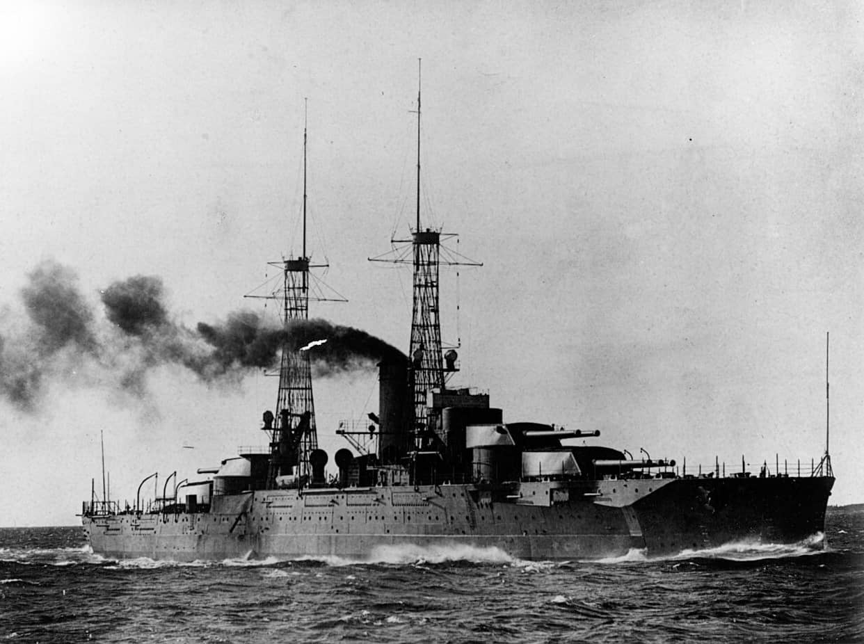 1916年初,试航期间的「内华达」号战列舰(BB-36)。