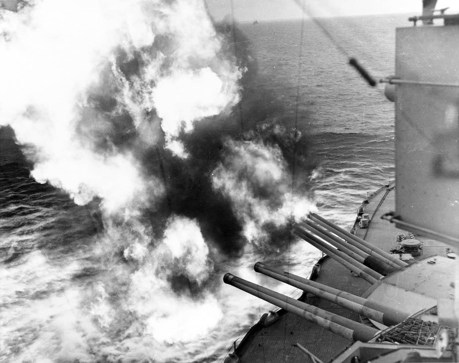 1944年6月6日,「霸王行动」首日,「内华达」号(BB-36)的前主炮向「犹他」滩头纵深目标开火。该舰是唯一先后参加珍珠港与诺曼底两场战役的美国战列舰。