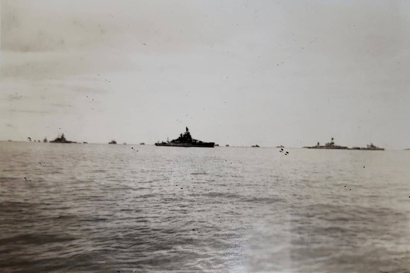 1946年,夸贾林环礁,「十字路口行动」前的「内华达」号(BB-36)。该舰在比基尼环礁经历两次核试验仍未沉没,1948年7月作为靶舰在夏威夷外海被击沉。