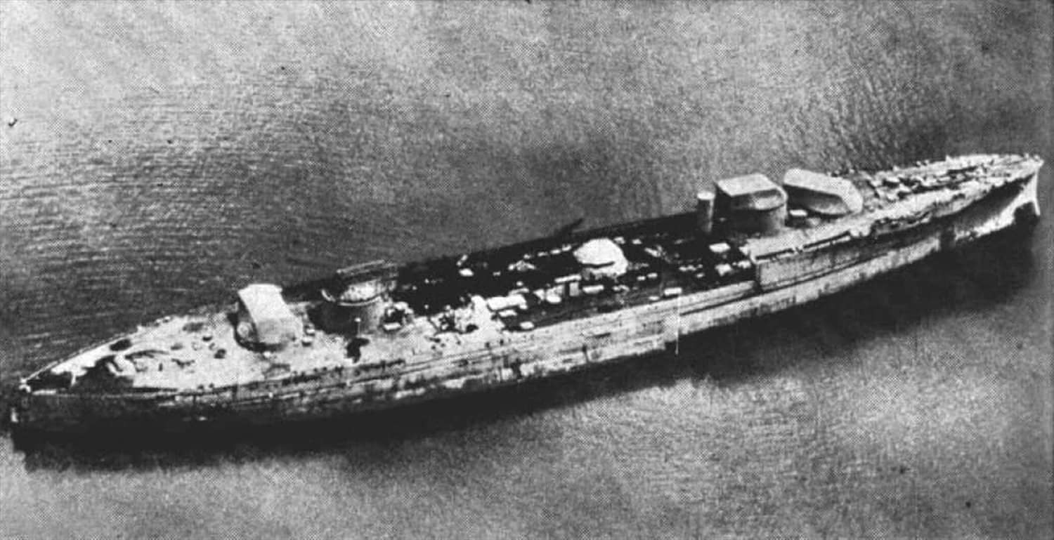 1947年5月,珍珠港,「俄克拉何马」号(BB-37)的残骸正被拖往美国本土拆解。该舰在拖航途中于夏威夷以西沉没。