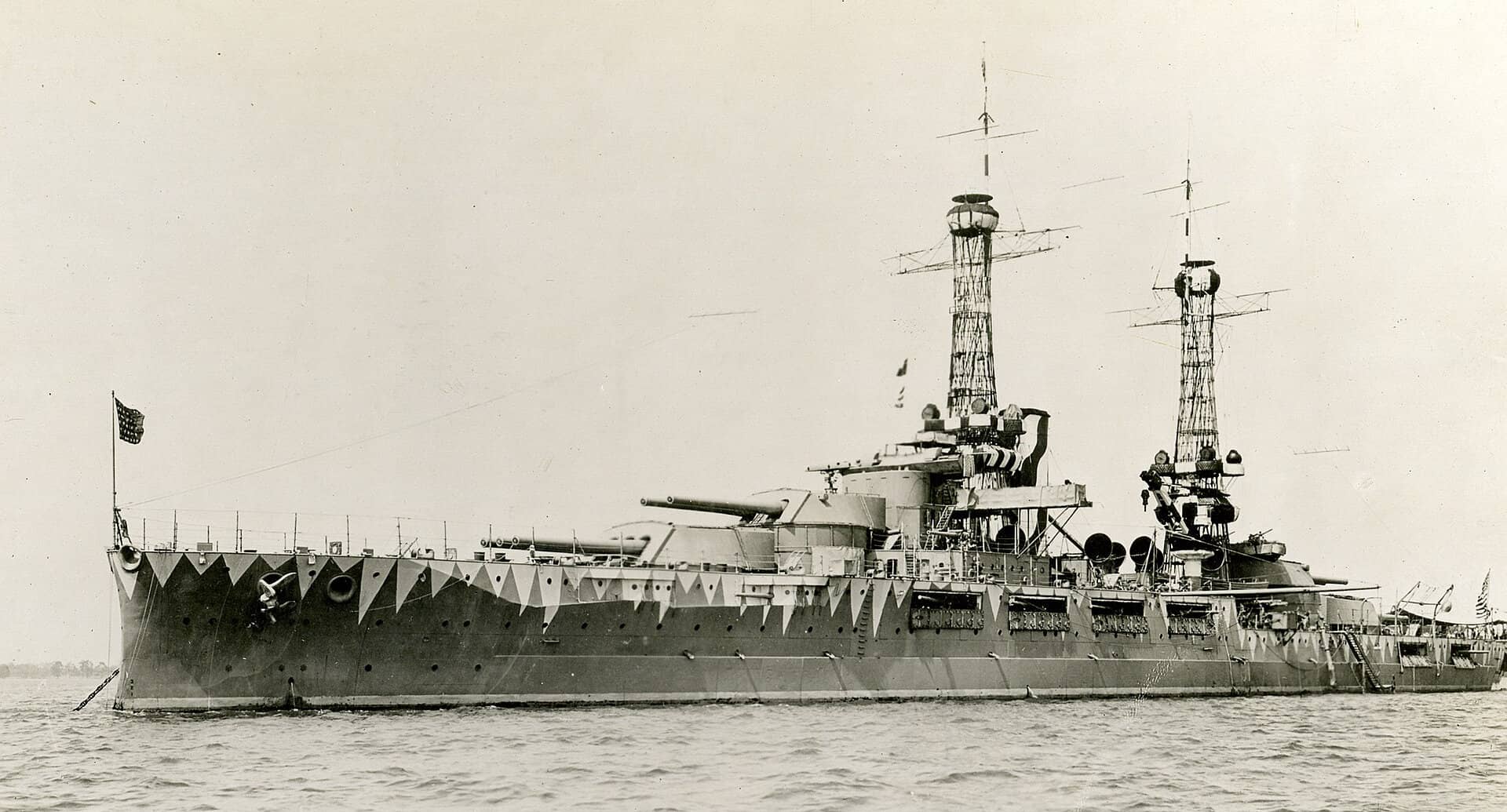 1917年拍摄的「俄克拉何马」号战列舰(BB-37),当时采用了试验性的「炫目迷彩涂装」。