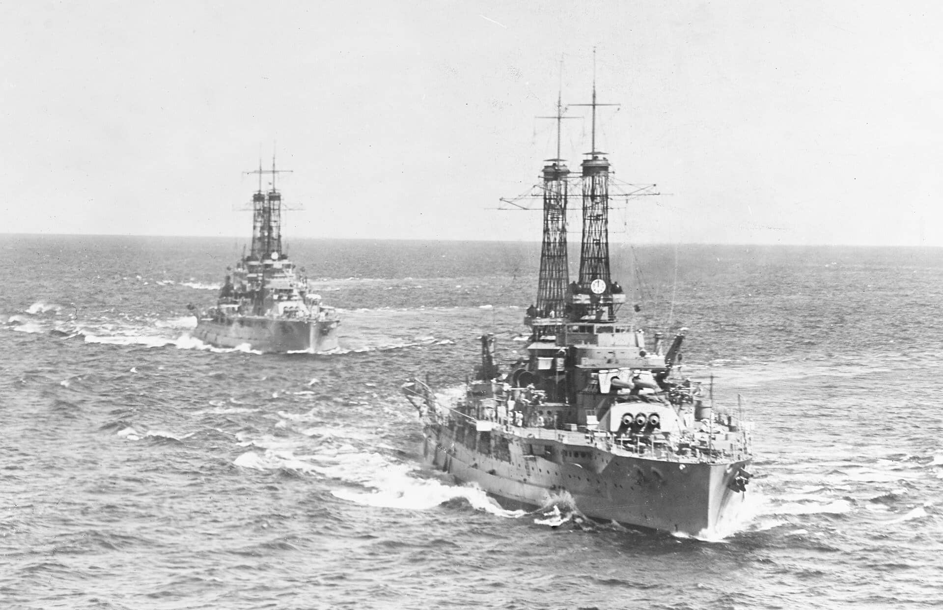 1920年代初,在大西洋编队航行的「内华达」号(BB-36)与「俄克拉何马」号(BB-37)战列舰。两舰同为「全或无」装甲与三联装炮塔的最早实践者。