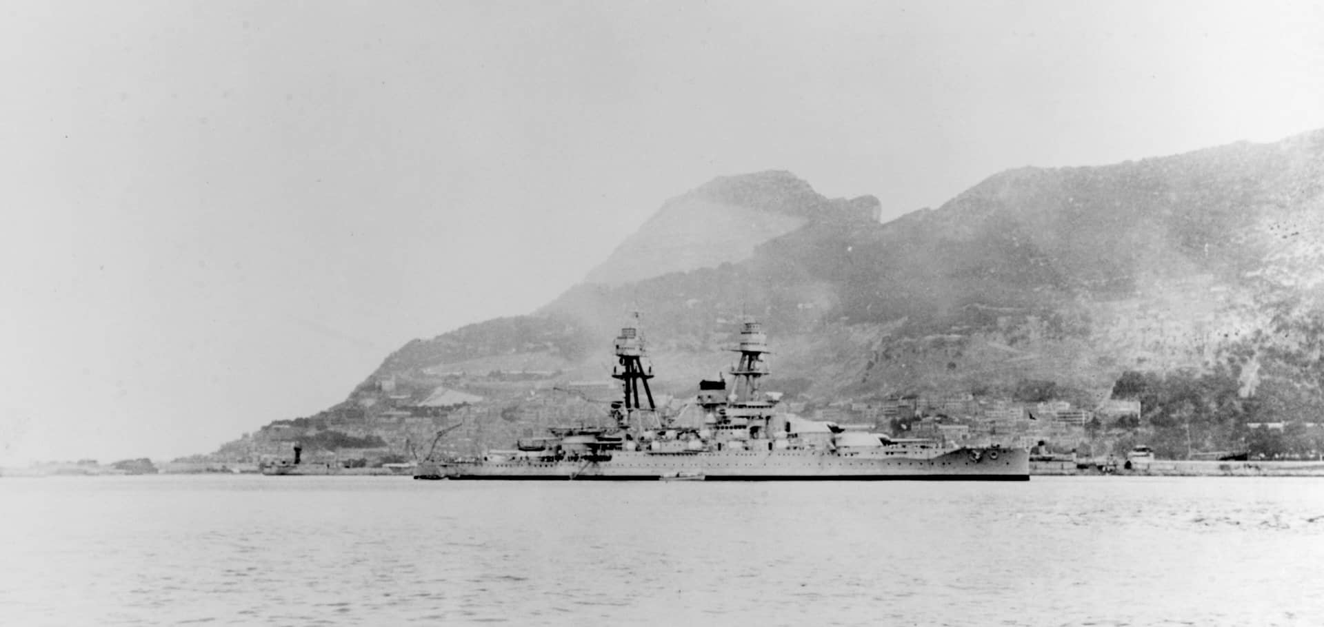 1936年8月18日,西班牙内战期间,停泊在直布罗陀的美国海军战列舰「俄克拉何马」号(BB-37)。