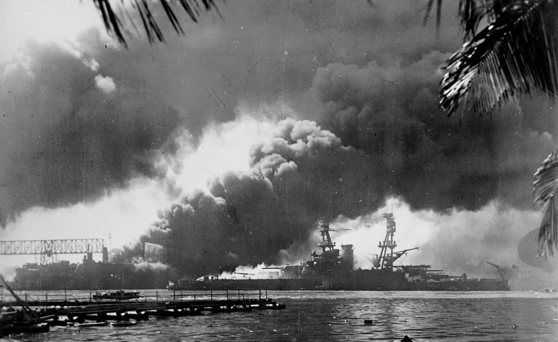 1941年12月7日,珍珠港,「内华达」号战列舰(BB-36)在福特岛外中弹起火,舰首朝上游方向。该舰是当天港内唯一起航的战列舰,随后为避免堵塞航道主动抢滩。