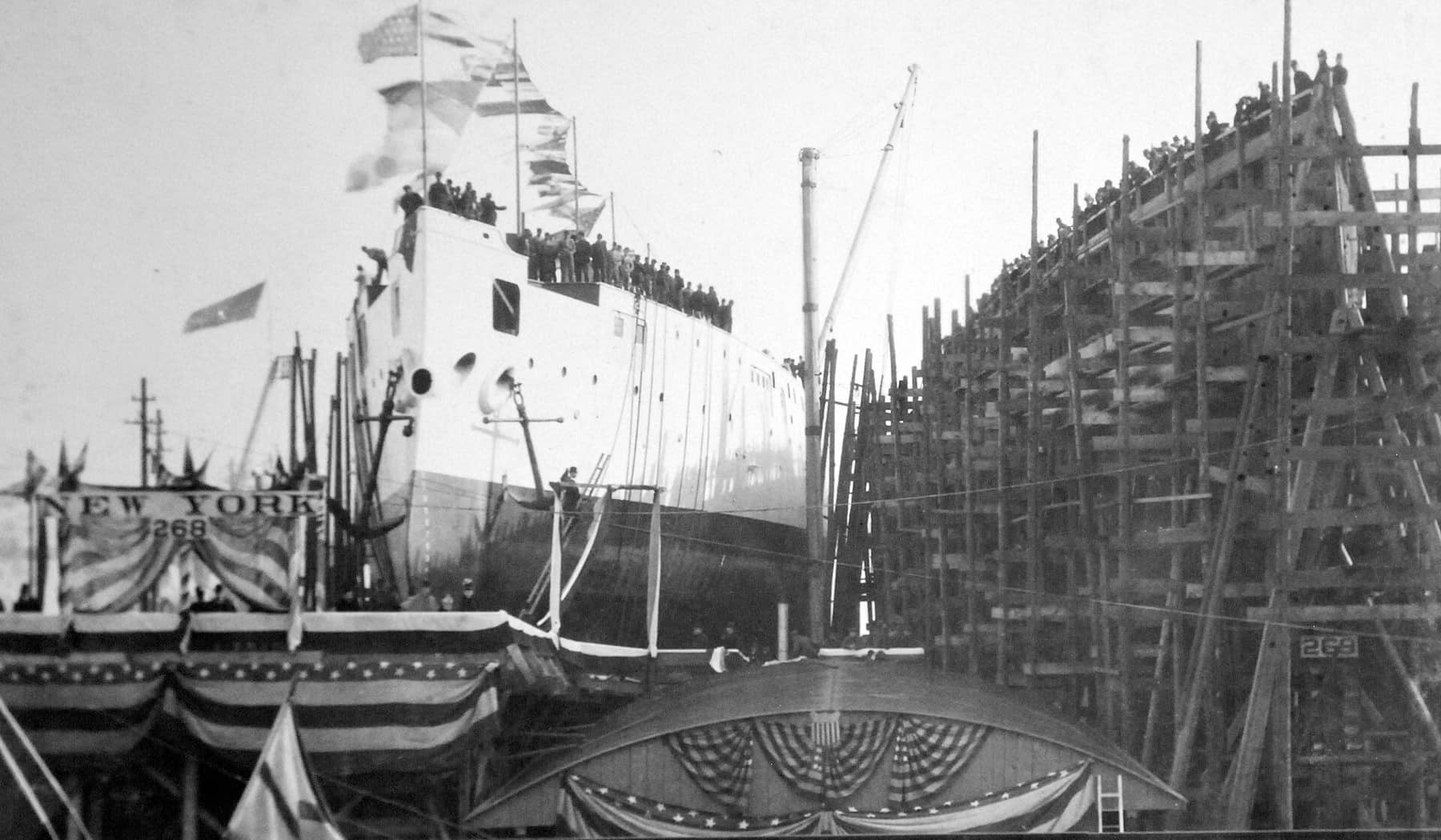 1912年10月30日,布鲁克林海军船厂,「纽约」号(BB-34)下水。该舰是美国海军第一艘装备356毫米主炮的战列舰。