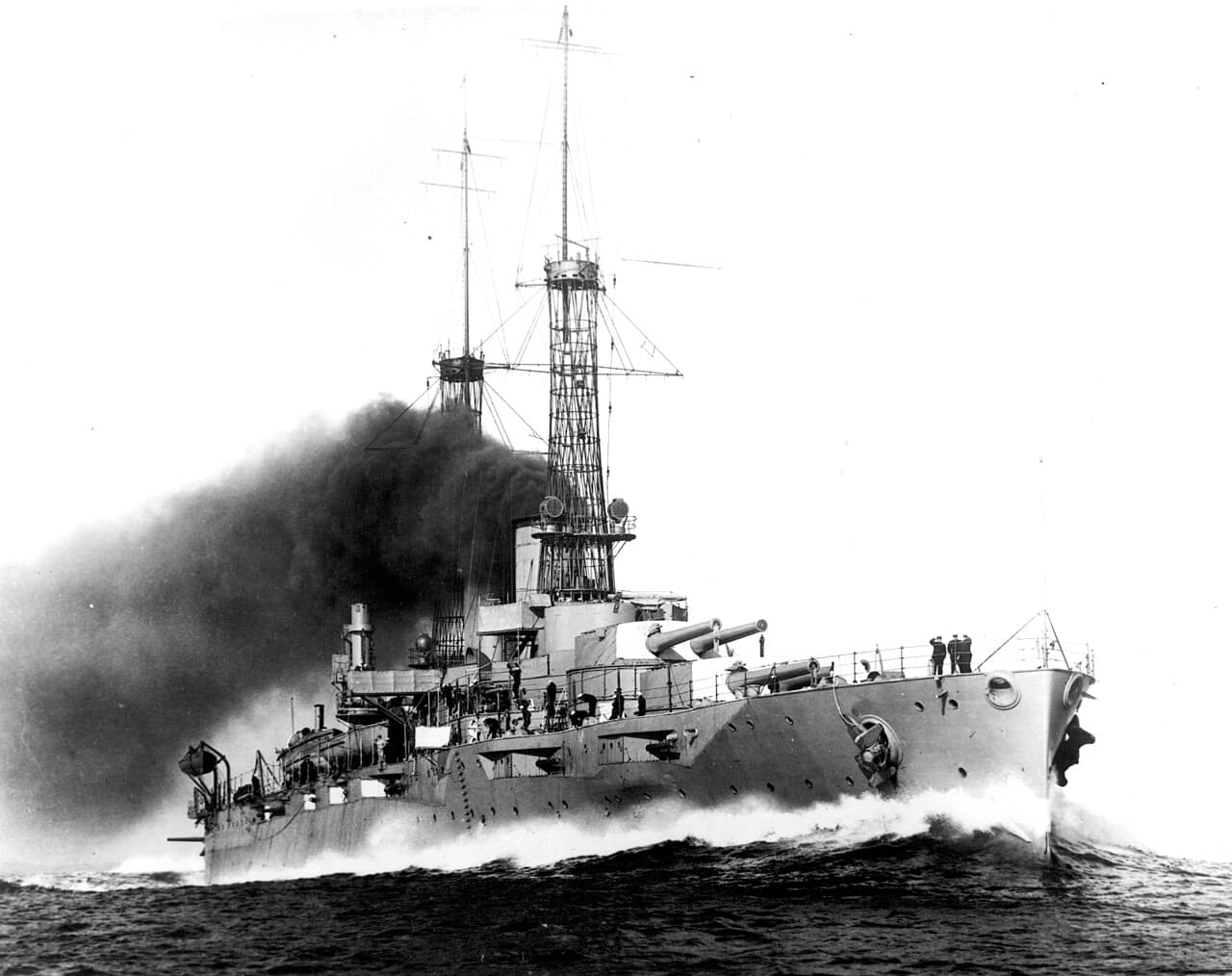 1915年5月29日,正在高速航行的美国海军「纽约」号战列舰(BB-34)。其舰上安装了10门356毫米主炮与21门127毫米副炮。