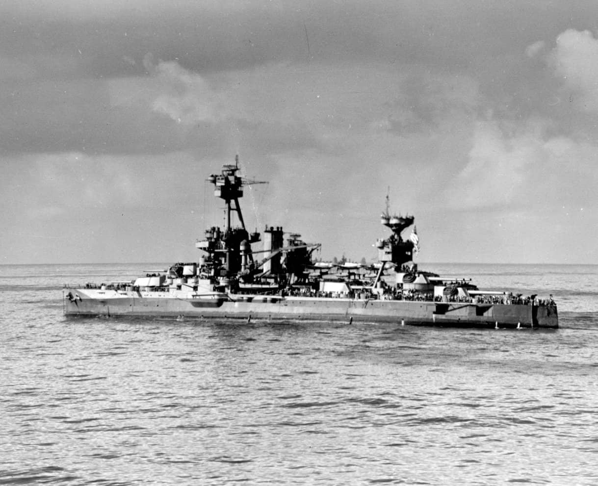 1942年11月10日,卡萨布兰卡战役结束后不久,锚泊在北非海域的「纽约」号战列舰(BB-34)。随后一段时间该舰执行大西洋护航任务,为跨大西洋船队提供远程掩护。