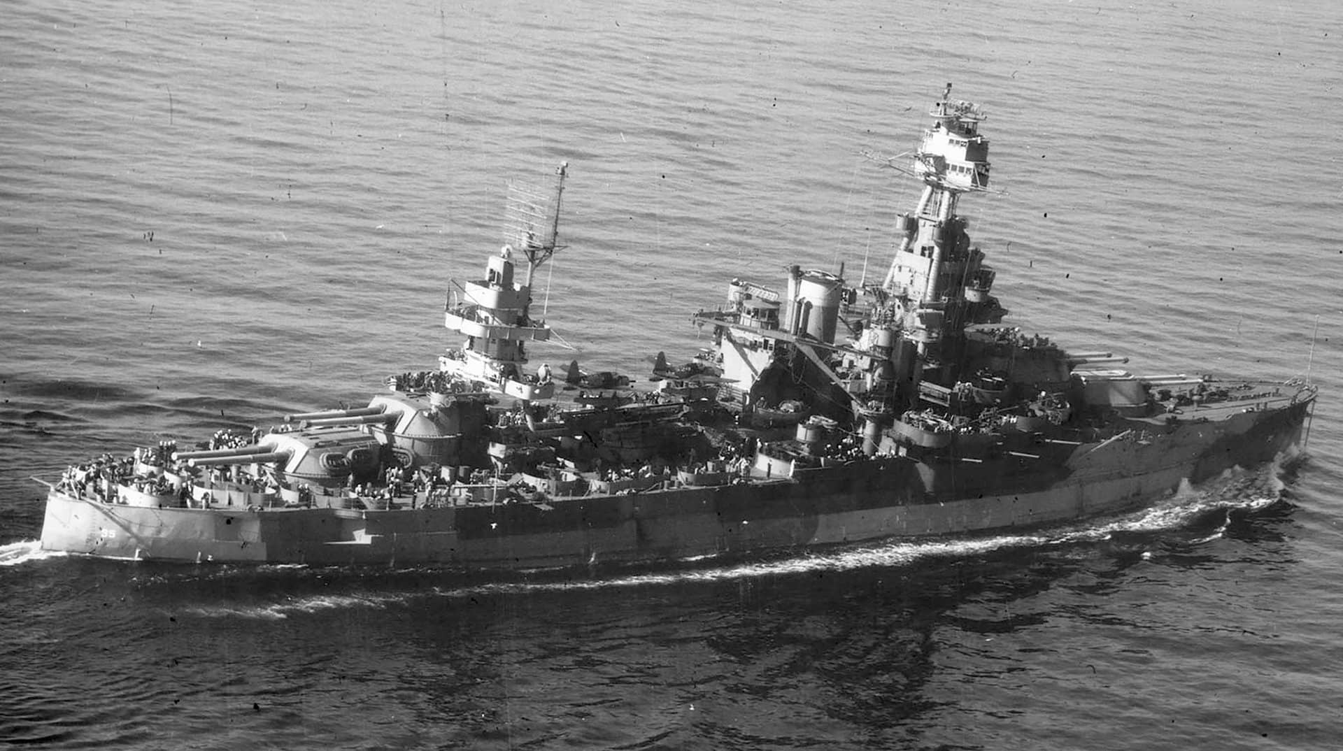 1944年12月3日,航行于美国加利福尼亚州圣佩德罗(San Pedro)外海的美国海军「得克萨斯」号战列舰(BB-35)。当时该舰曾在此地进行补给与训练,准备启程前往夏威夷。其舰身采用的迷彩涂装为「第31A号伪装方案8B式样」(Camouflage Measure 31A, Design 8B)。