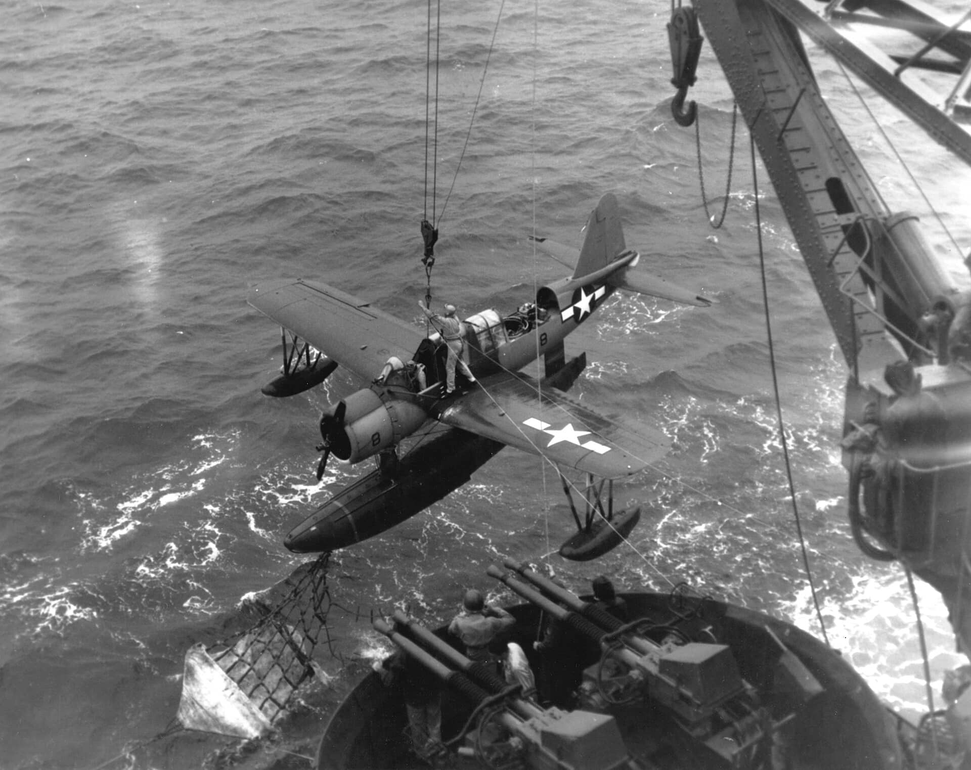 1945年2月16日,硫磺岛登陆前的轰炸行动首日,「得克萨斯」号(BB-35)在硫磺岛外海回收一架 OS2U「翠鸟」水上侦察机。