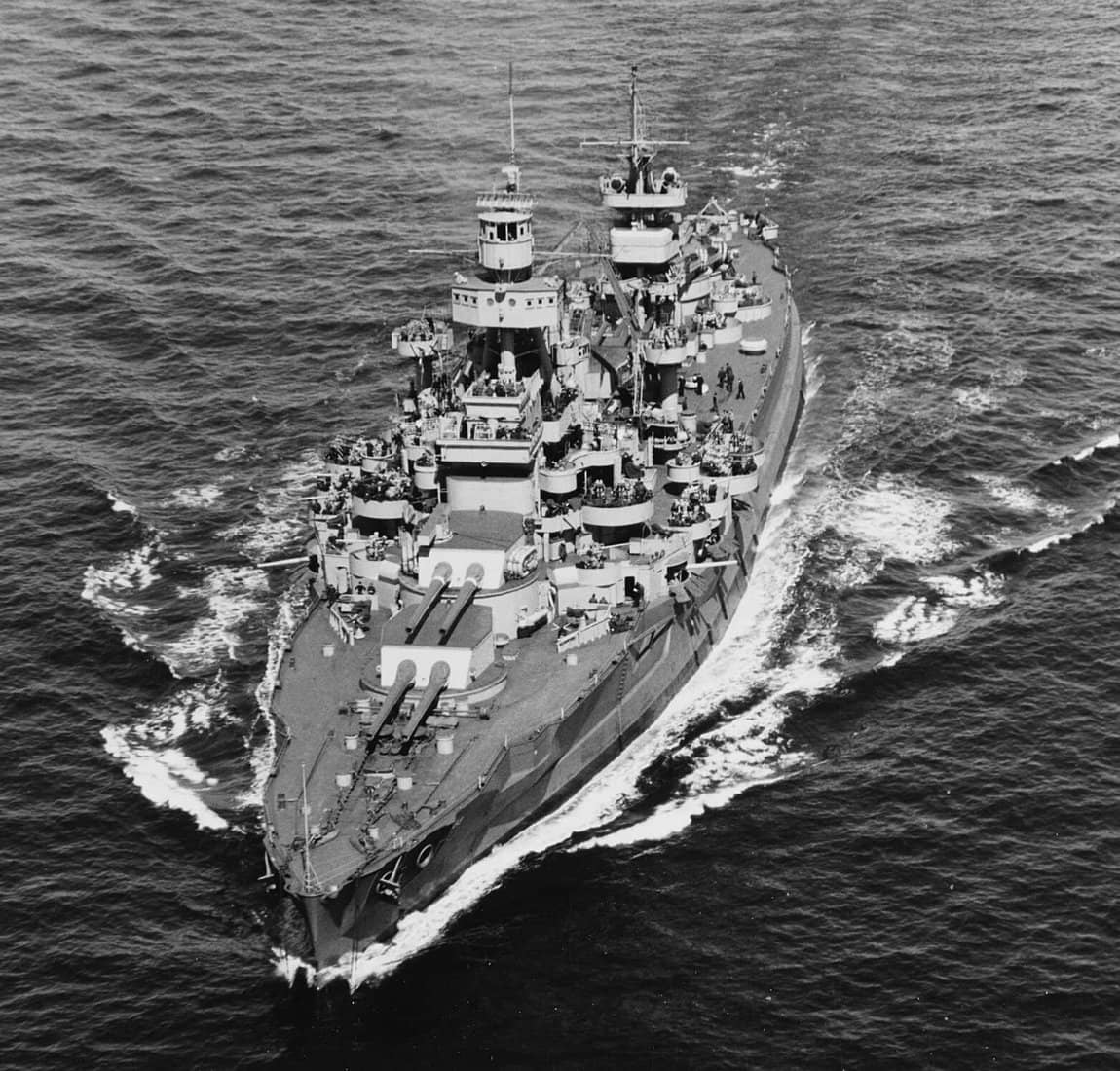 1944年4月11日，美国东海岸外海，由 ZP-11 中队一艘飞艇拍摄的「阿肯色」号战列舰（BB-33）。