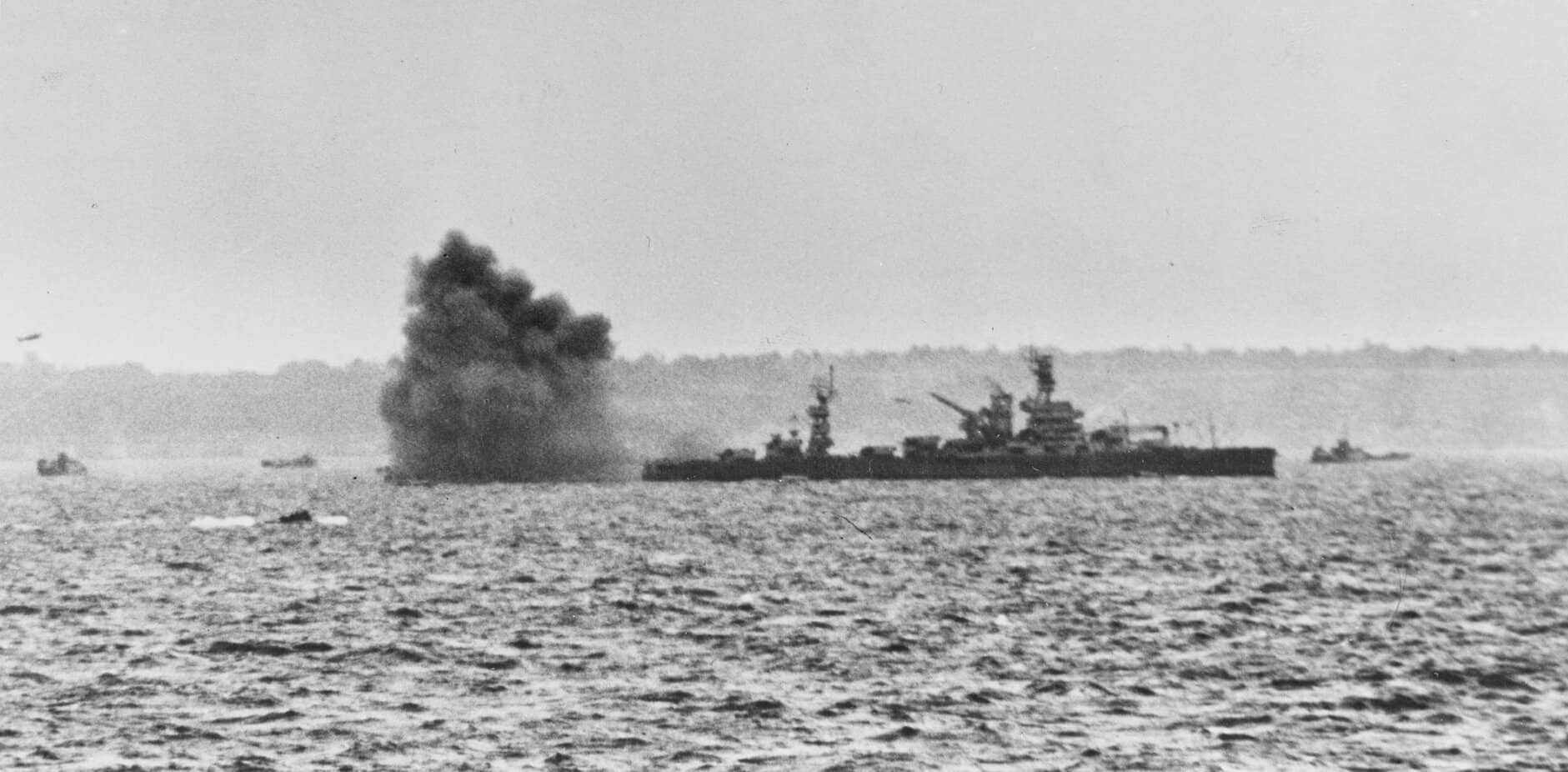 1944年6月6日，奥马哈海滩登陆作战期间，在近海向德军阵地开火的「阿肯色」号战列舰（BB-33），其12英寸主炮正在进行射击。