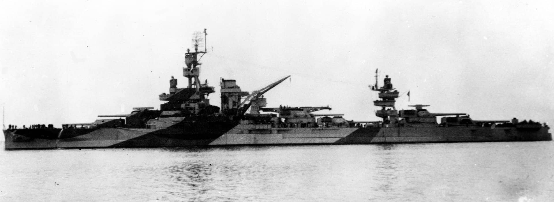 1944年11月5日，马萨诸塞州波士顿海军造船厂外海，涂上了「第31A号伪装方案7B式样」（Measure 31A, Design 7B）迷彩的「阿肯色」号战列舰（BB-33）。注：1944年9月14日至11月初期间，刚从欧洲返回的「阿肯色」号在波士顿海军造船厂进行全面检修并重新油漆，随后前往太平洋战区。