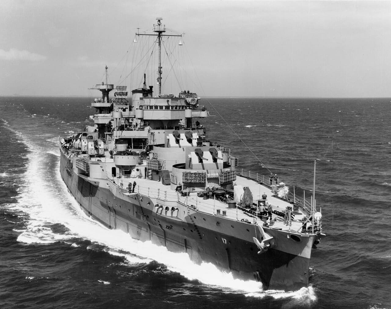 1945年4月30日，在大西洋上航行的美国海军「怀俄明」号训练舰（AG-17）。
