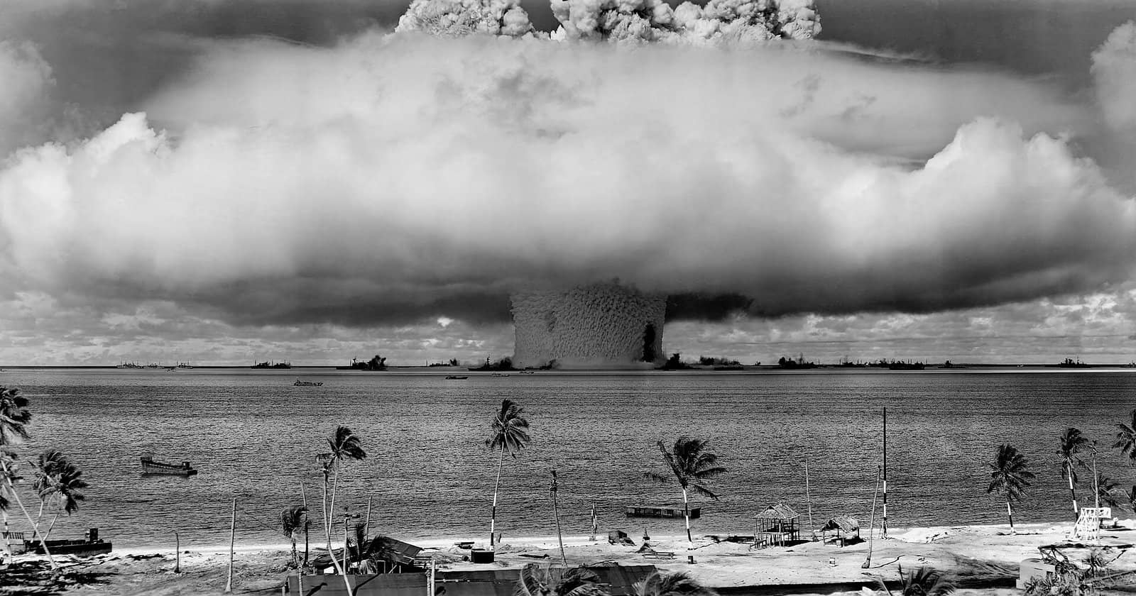 1946年7月25日，「阿肯色」号（BB-33）在「贝克」核试验中沉没。水柱右侧的黑色痕迹标示出了正在倾覆的「阿肯色」号的位置。注：「贝克」核试验是「十字路口行动」（Operation Crossroads）的一部分，由美国军方于1946年7月25日在密克罗尼西亚的比基尼环礁（Bikini Atoll）进行。