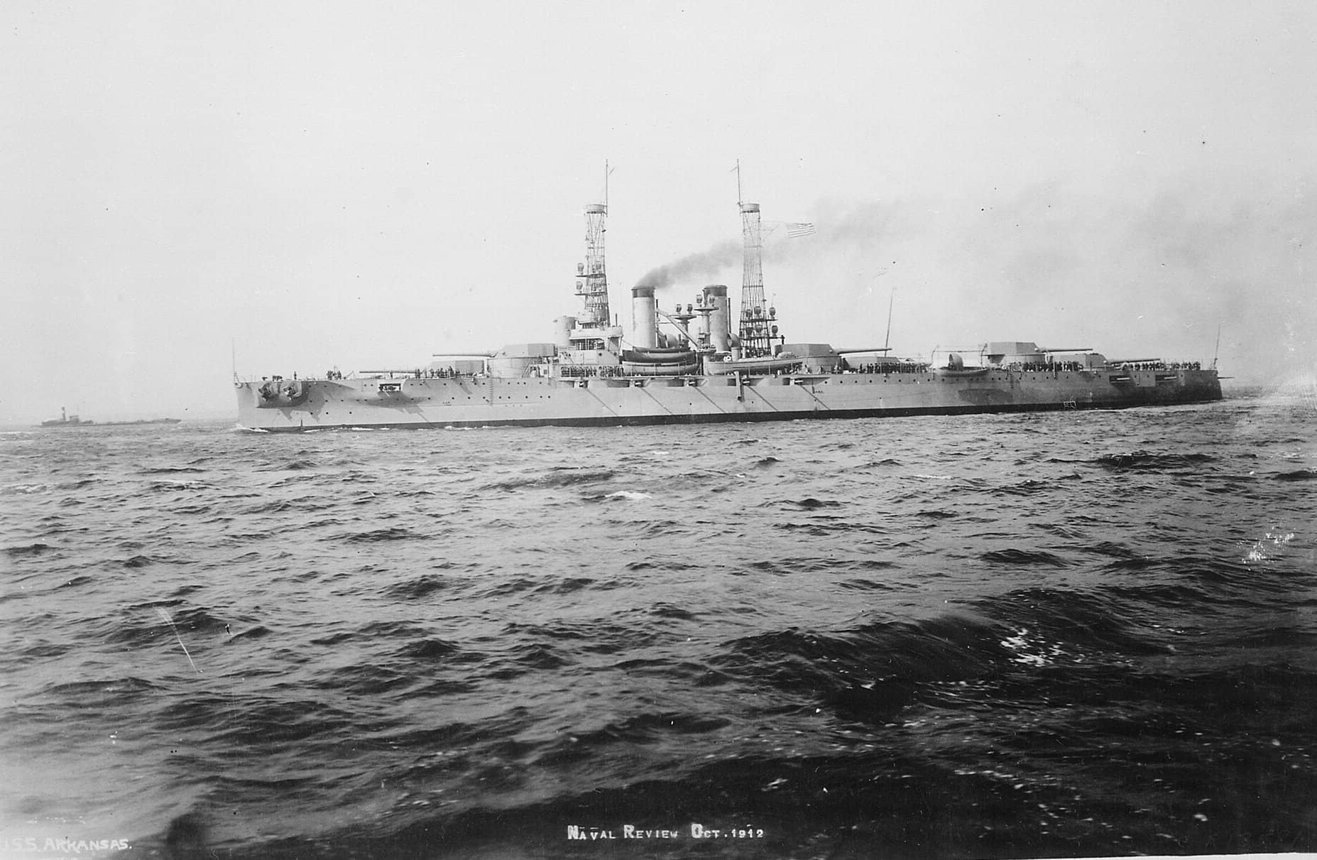 1912年10月15日，「阿肯色」号（BB-33）在海上航行。照片可见其6座双联装炮塔的独特布置：舰首舰尾各两座背负式，两舷各一座舯部炮塔。