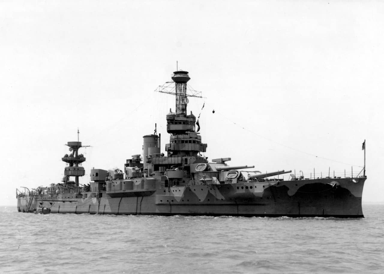 1942年6月6日，停泊在弗吉尼亚州诺福克海军造船厂外海的「怀俄明」号战列舰（已改为训练舰使用，编号：AG-17）。该舰采用了「第12号改伪装涂装」（Measure 12 Modified），仍装备有6门12英寸/50倍径火炮，以及多种5英寸及更小口径的火炮。