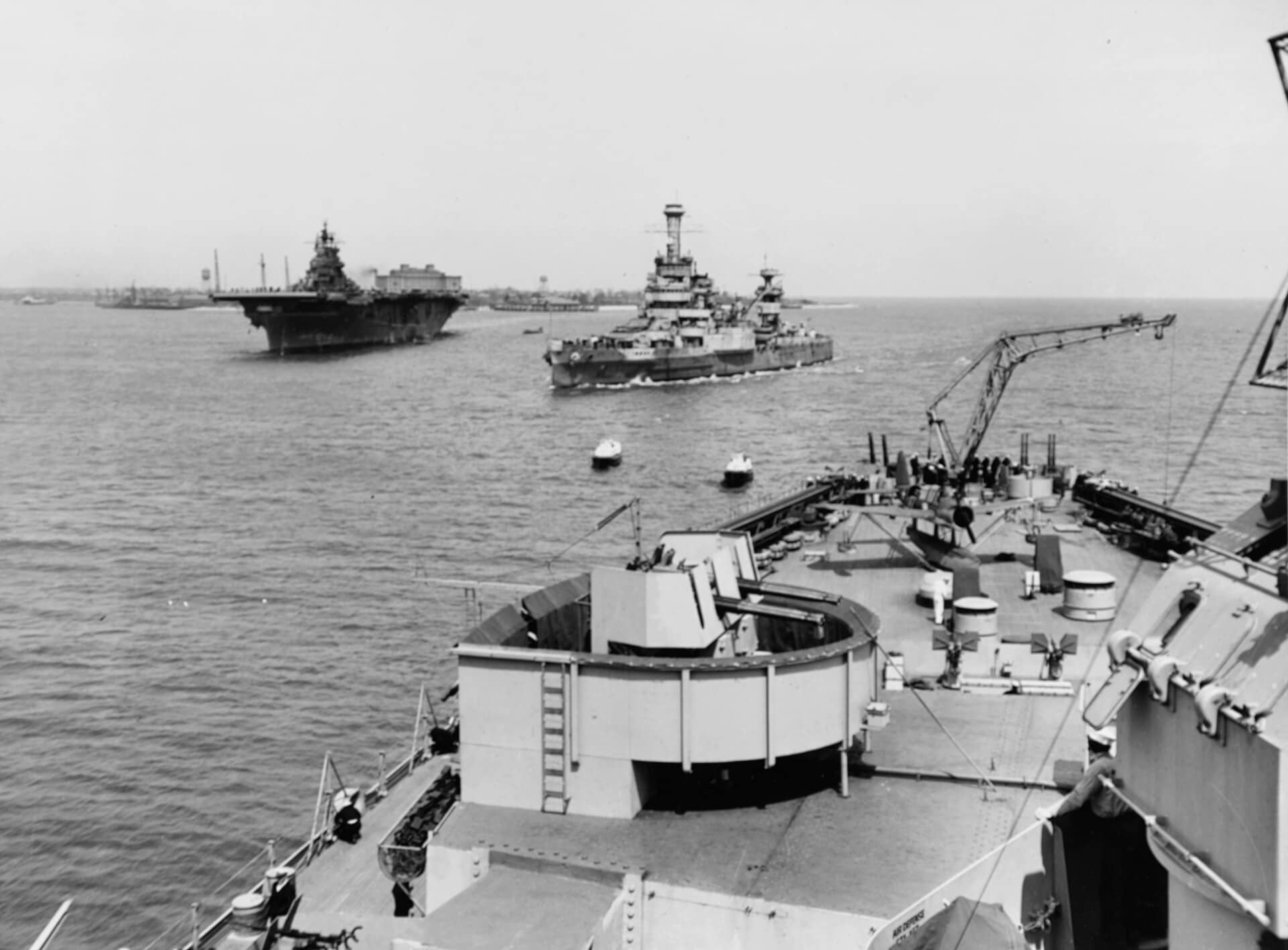 1943年5月13日，美国东海岸某港，训练舰「怀俄明」号（AG-17）与航空母舰「列克星敦」号（CV-16）同泊。此时「怀俄明」号已拆除主炮，专门培训炮术与防空舰员。