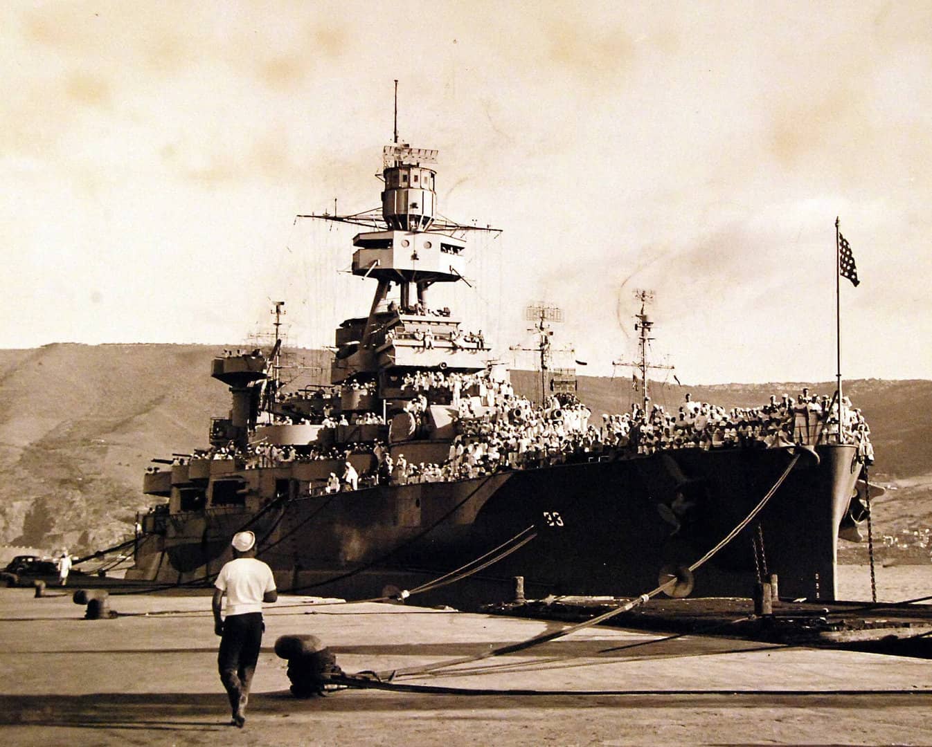1944年，阿尔及利亚奥兰港，「阿肯色」号（BB-33）的舰员在甲板与舷侧观看劳军演出。该舰当时正以地中海为基地，准备参加法国南部的登陆作战。