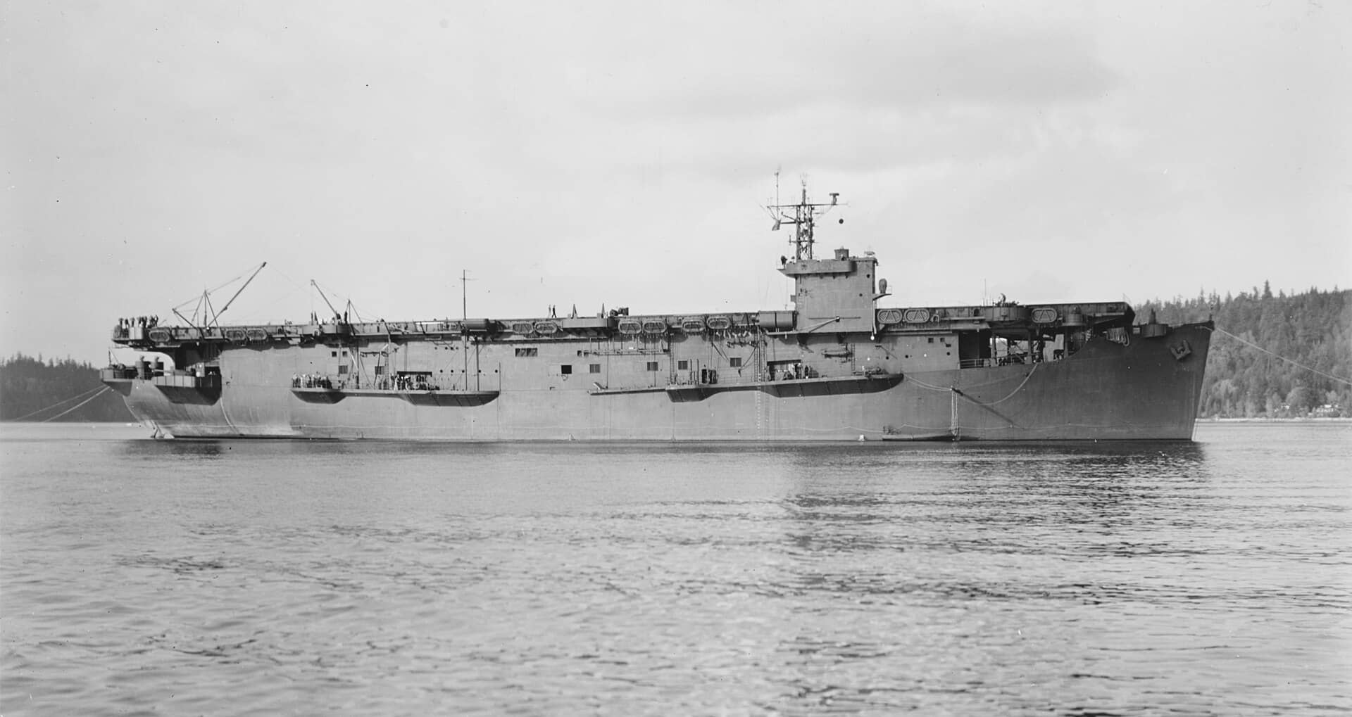 1942年11月3日,华盛顿州普吉特湾,美国海军「博格」号护航航空母舰(ACV-9)正在试航。注:该舰同年9月26日刚服役,服役舷号为 ACV-9,1943年7月15日重新归类定编为 CVE-9,其他同类舰艇编号也如是变化。