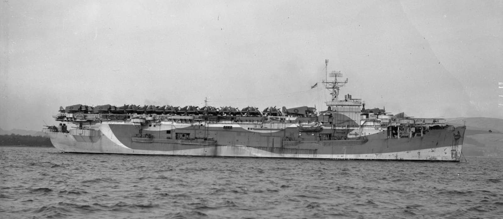 1944年1月,停泊在苏格兰格里诺克的英国皇家海军「埃米尔」号航母(HMS Ameer,D01),其飞行甲板上挤满了飞机。注:该舰由美国西雅图塔科马造船公司建造、是租借给英国皇家海军的第二批23艘博格级(英国称为「统治者」级)护航航空母舰的其中一艘。「埃米尔」号在远东地区服役直至战争结束。同样于1946年归还美国后,被出售转为商业用途。