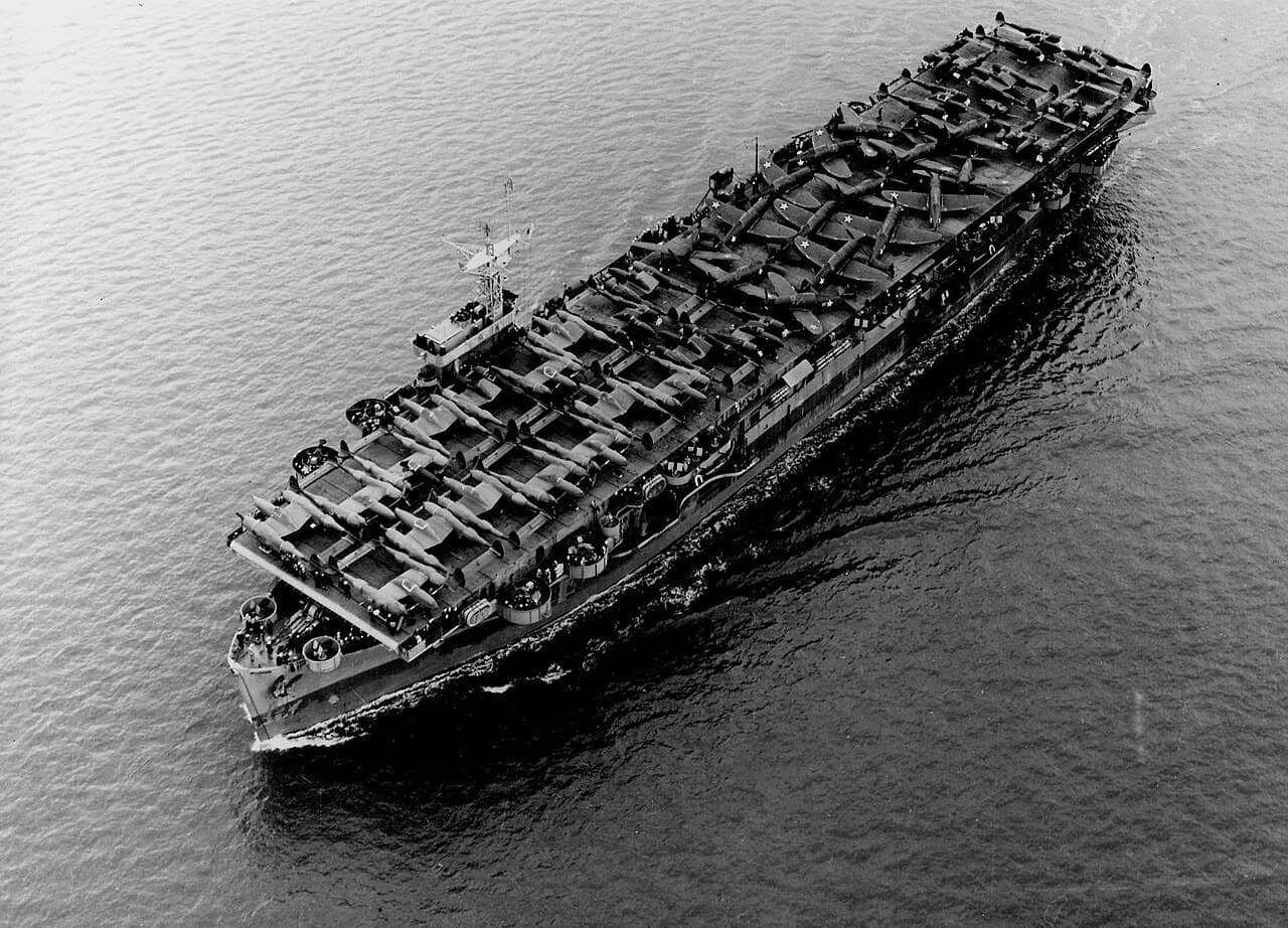 1943年7月1日,在太平洋上航行的美国海军博格级护航航空母舰「巴恩斯」号(USS Barnes,CVE-20),舰上搭载着美国陆军航空队的洛克希德 P-38「闪电」式和共和 P-47「雷电」式战斗机。