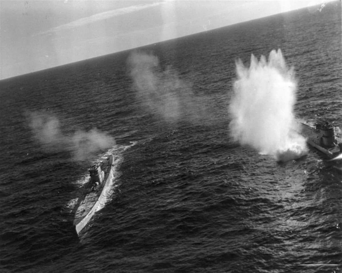 1943年8月7日,美国海军「卡德」号护航航空母舰(CVE-11)的舰载机攻击正在海上会合并接受燃料补给的德国潜艇 U-66 与 U-117。U-117 当场被击沉,U-66 侥幸逃脱。
