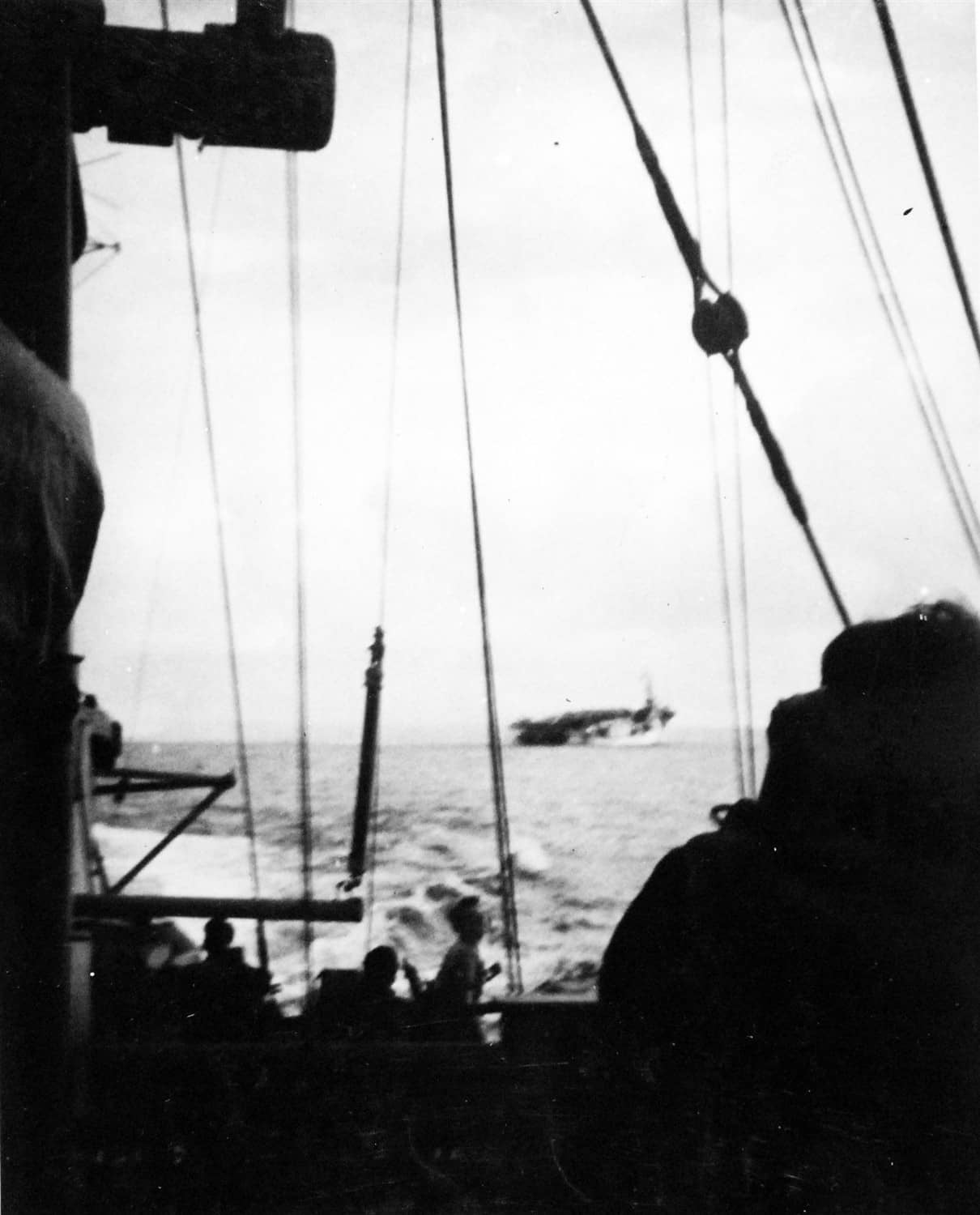 1944年5月29日,「布洛克岛」号(CVE-21)被德国潜艇 U-549 发射的鱼雷命中后舰尾下沉,这是它沉没之前的最后影像。注:事后,「布洛克岛」号的护航驱逐舰以深水炸弹击沉了 U-549,而「布洛克岛」号也成为第二次世界大战中美国海军在大西洋损失的唯一一艘护航航母。