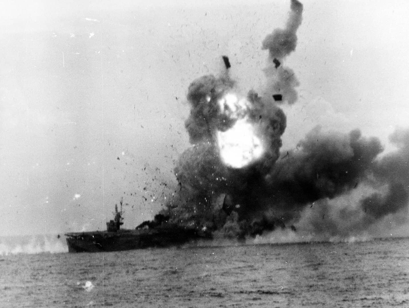1944年10月25日,莱特湾萨马岛海战期间,「圣罗」号护航航母(CVE-63)被日本「神风」特攻机撞中后发生剧烈爆炸。燃烧的舰体在数十分钟后沉没,成为第一艘被神风攻击击沉的美国军舰。