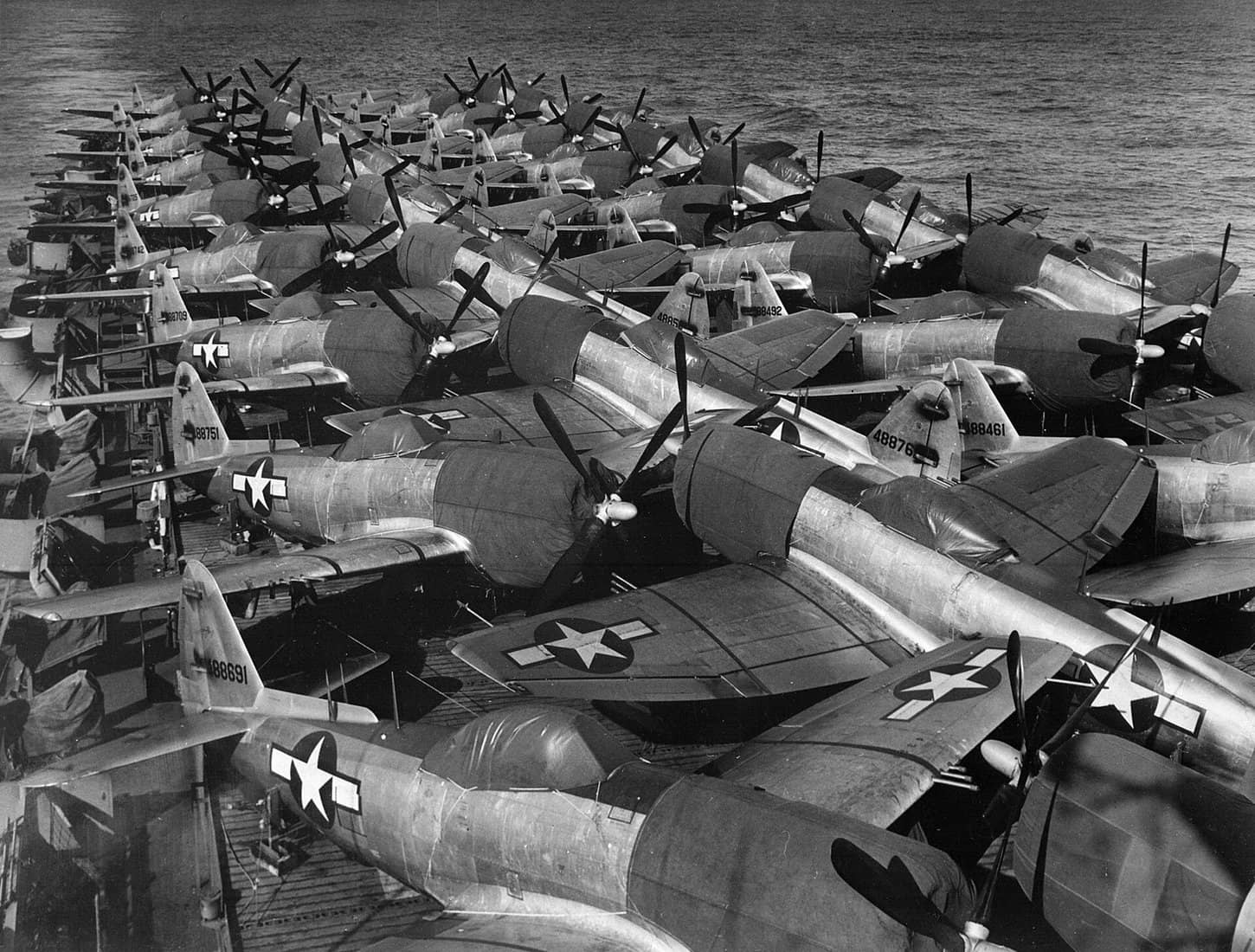 1945年,「卡萨布兰卡」号护航航母(CVE-55)的飞行甲板上满载美国陆军航空队的 P-47N「雷电」战斗机,准备运往太平洋前线。护航航母在战争后期大量承担飞机运输任务。