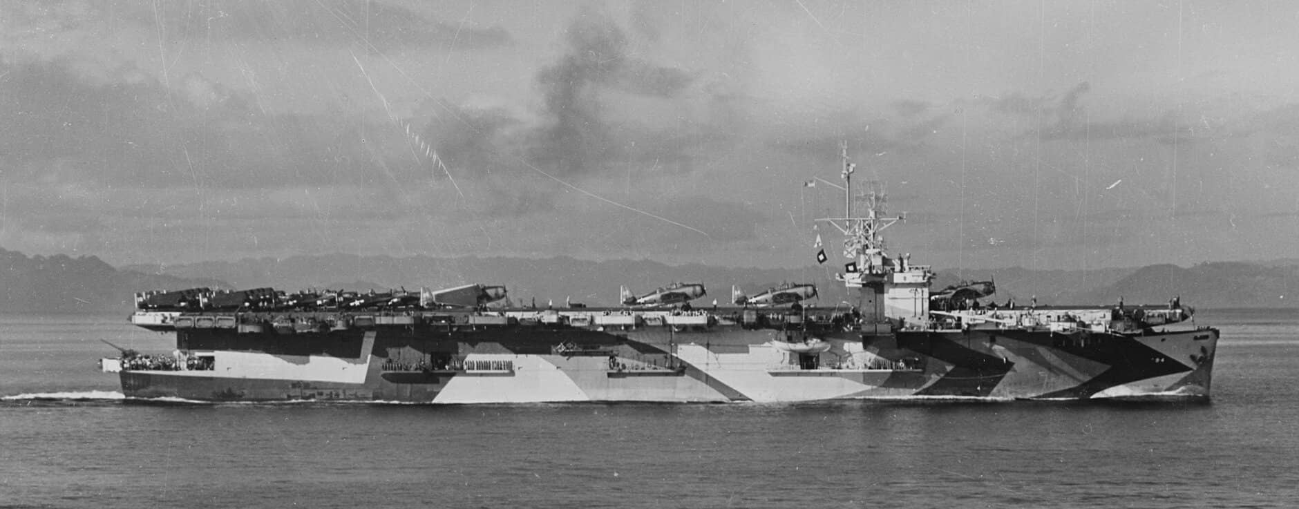 1945年1月3日,正随第77.4特混编队在菲律宾棉兰老海执行任务的美国海军卡萨布兰卡级护航航空母舰「隆加角」号(USS Lunga Point,CVE-94)。注:「隆加角」号采用了「第33号伪装方案18A式样」(Camouflage Measure 33, Design 18A)涂装方案。