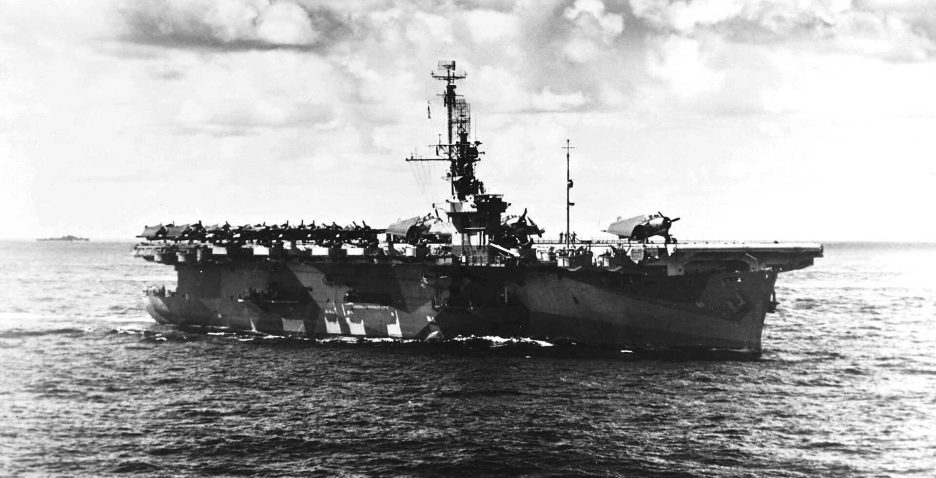 1945年1月5日,正随第77.4特混编队航行、前往林加延湾(Lingayen Gulf)执行登陆任务美国海军卡萨布兰卡级「威克岛」号护航航空母舰(USS Wake Island,CVE-65)。请注意其小型前桅顶端的高频测向仪(HFDF)天线。该舰采用了「第33号伪装方案10A式样」(Camouflage Measure 33, Design 10A)涂装方案。
