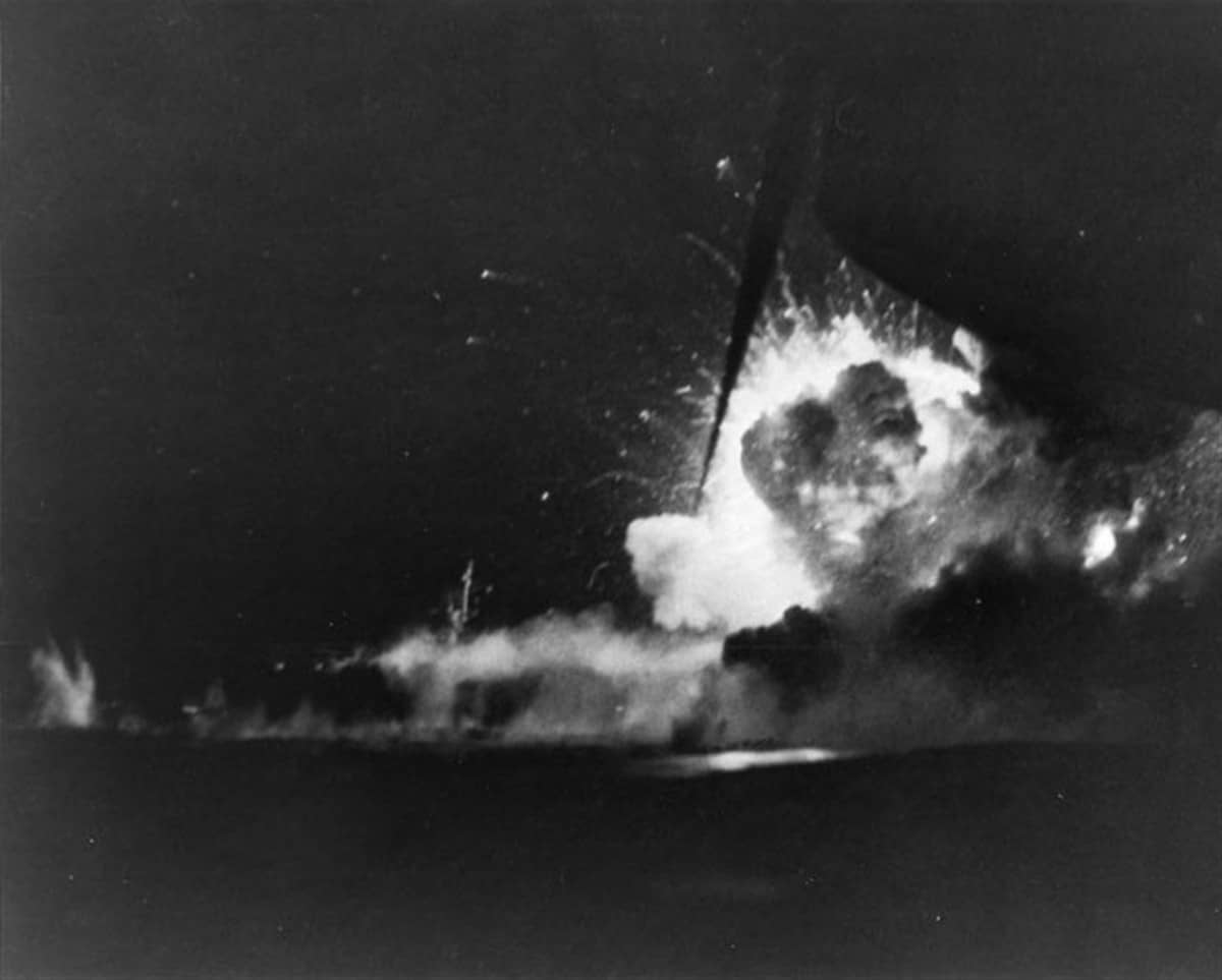 1945年2月21日,硫磺岛外海,「俾斯麦海」号护航航母(CVE-95)被两架日本特别攻击机连续撞中后爆炸。该舰当晚沉没,318人阵亡,成为二战中最后一艘战沉的美国护航航母。