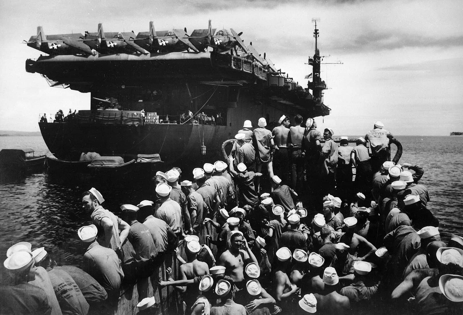 1945年4月19日,马努斯岛外海,「卡萨布兰卡」号护航航母(CVE-55)休假归舰的水兵乘机械化登陆艇返回舰上。该舰当时正在太平洋执行运输与补给任务。