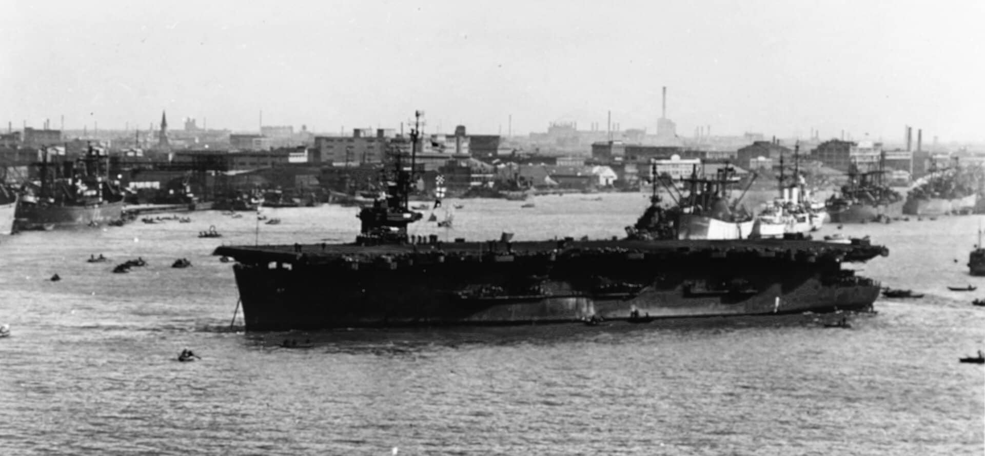 1945年12月1日,美国海军卡萨布兰卡级「安齐奥」号护航航空母舰(USS Anzio,CVE-57)抵达中国上海。此次行动属于「魔毯」行动(Operation Magic Carpet)的一部分,旨在将海外部署的美国军人运送回国。「安齐奥」号也因此成为到访上海的第一艘美国航空母舰。