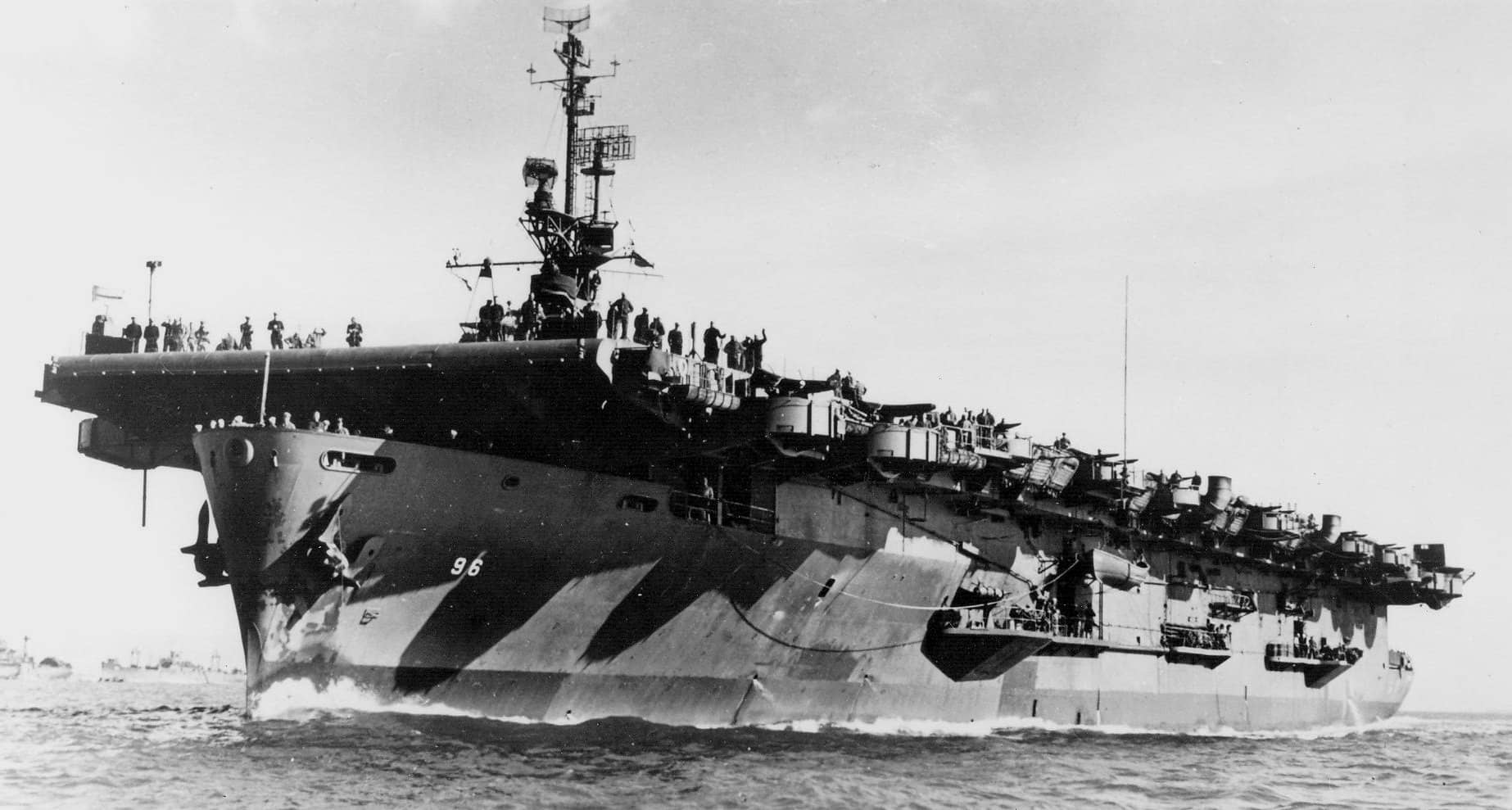 1945年,航行于美国加利福尼亚州旧金山外海的美国海军卡萨布兰卡级「萨拉马瓦」号护航航空母舰(USS Salamaua,CVE-96)。注:「萨拉马瓦」号是少数几艘装备了 SC-2 型对空搜索雷达(而非 SK-1 型)的护航航空母舰之一(位于后桅杆上)。此外,请注意前桅杆平台上还装有 SPS-4 型雷达(最初代号为 SG-6)。二战期间,除了运输和训练任务外,该舰从1944年下半年起陆续参与「菲律宾海战役」、「冲绳战役」、直至战争结束美军登陆日本的一系列护航防空与作战支援任务。