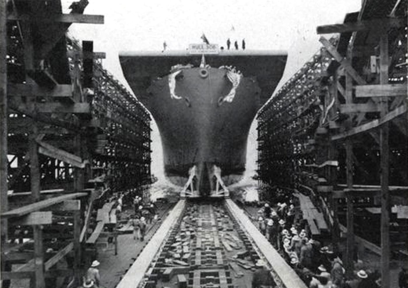1943年6月5日,美国海军「瓜达尔卡纳尔」号护航航空母舰(USS Guadalcanal,CVE-60)在美国华盛顿州温哥华市凯泽造船厂(Kaiser Shipyards)下水时的场景。