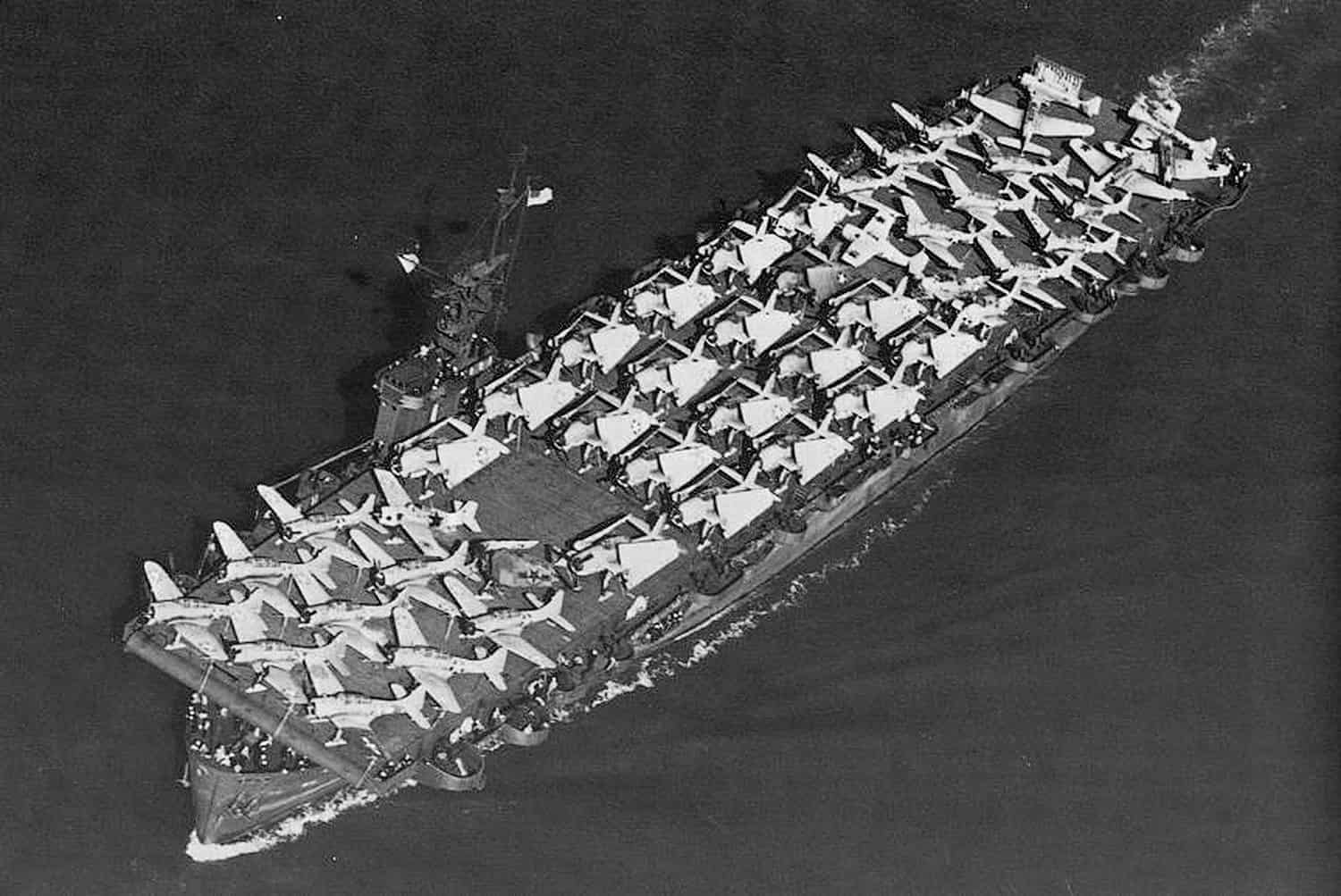 1943年9月20日,正在往圣迭戈港运送飞机的卡萨布兰卡级「利斯康姆湾」号护航航空母舰(USS Liscome Bay,CVE-56)。注:该舰于1943年12月2日在马金岛附近被日本潜艇 I-175 号发射的鱼雷所击沉。而 I-175 号也在两个多月后(1944年2月4日)被美军驱逐舰「沙雷特」号和护卫舰「费尔」号发现并击沉。